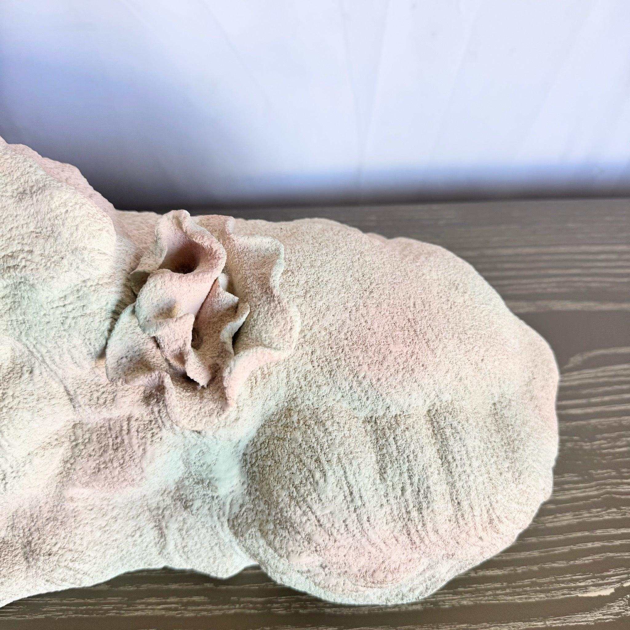Fin du 20e siècle Sculpture vintage de chat en céramique rose, blanc et vert en vente