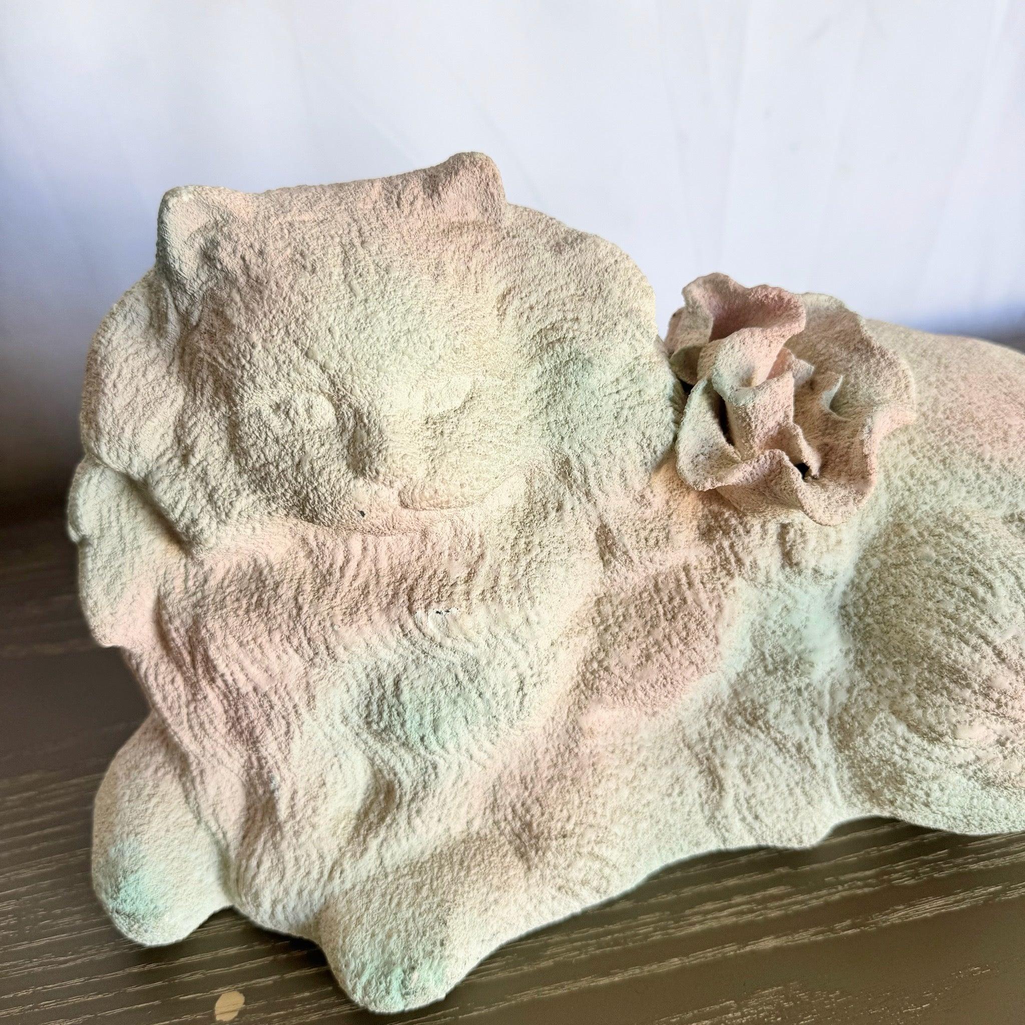 Sculpture vintage de chat en céramique rose, blanc et vert en vente 1