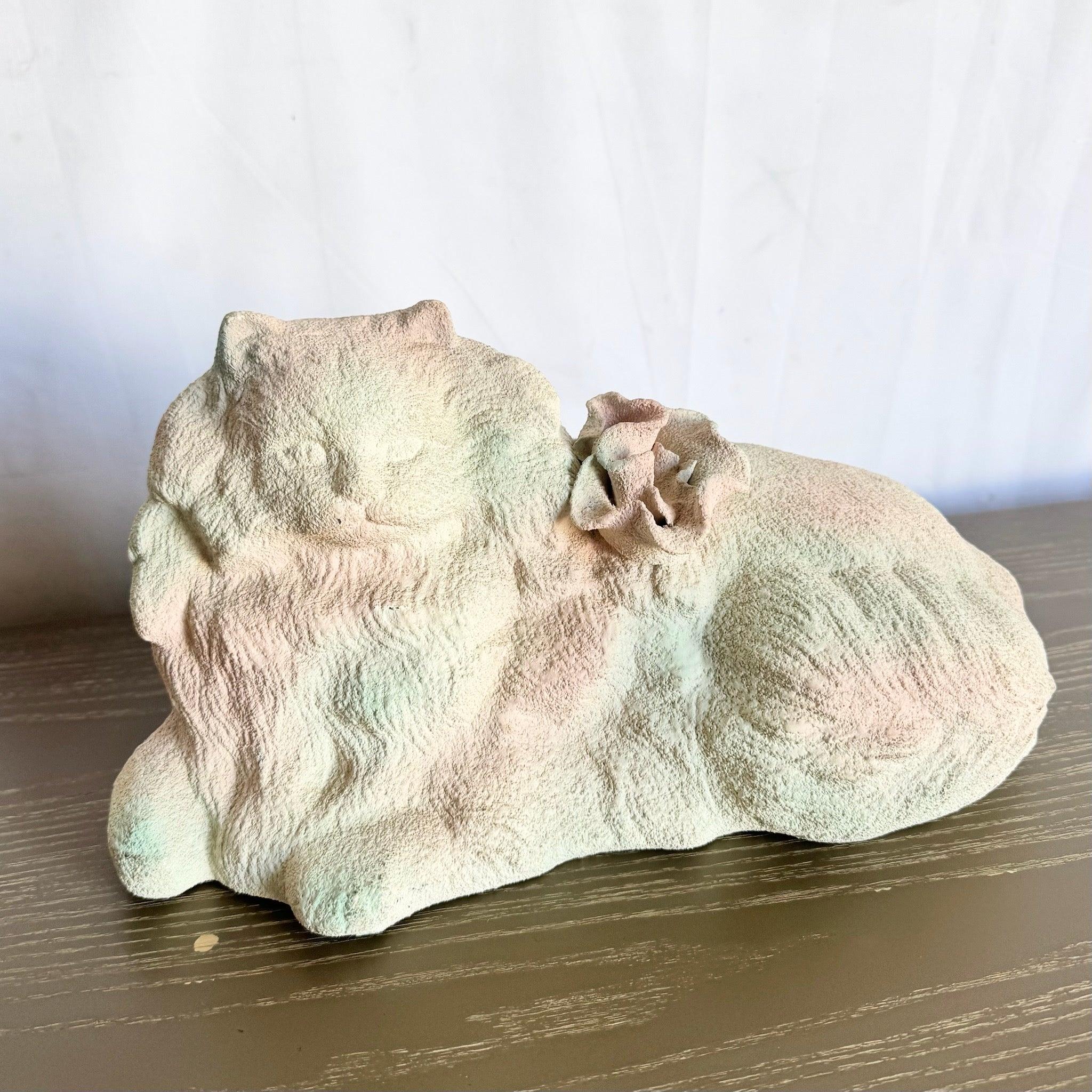 Sculpture vintage de chat en céramique rose, blanc et vert en vente 2
