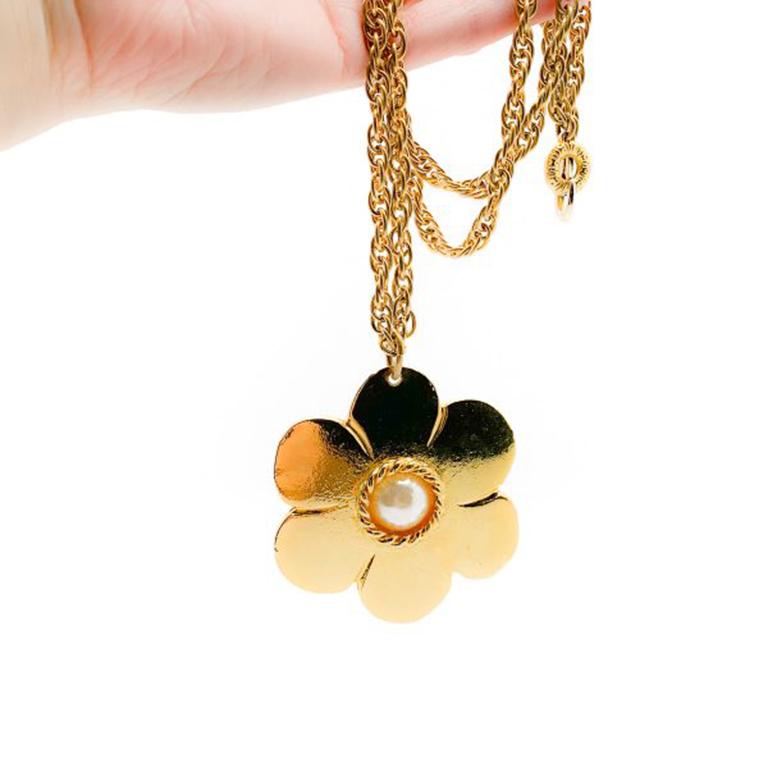 Vintage Pinky Paris Flower Necklace. A large and striking Parisian pendant with fancy link chain, oozing a glamorous 60s flower power feel of Quant proportions. Featuring high quality gold plated metal with a central simulated half pearl. Signed, in