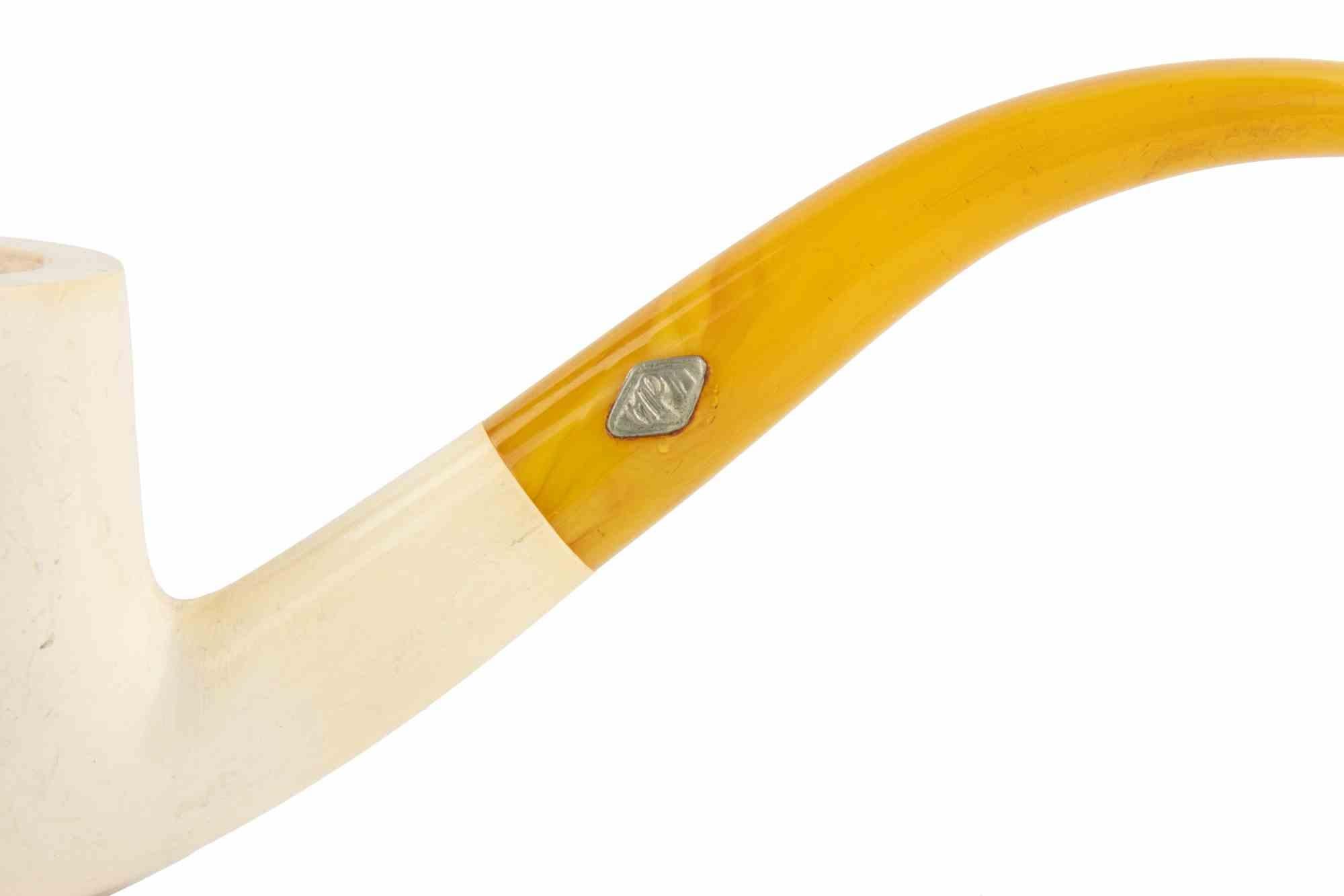 Questa elegante pipa è realizzata in meerschaum, un materiale molto apprezzato per la sua capacità di fornire un fumo fresco e secco e per il modo in cui sviluppa una ricca patina nel tempo. La ciotola è intagliata in modo fluido, conservando la sua