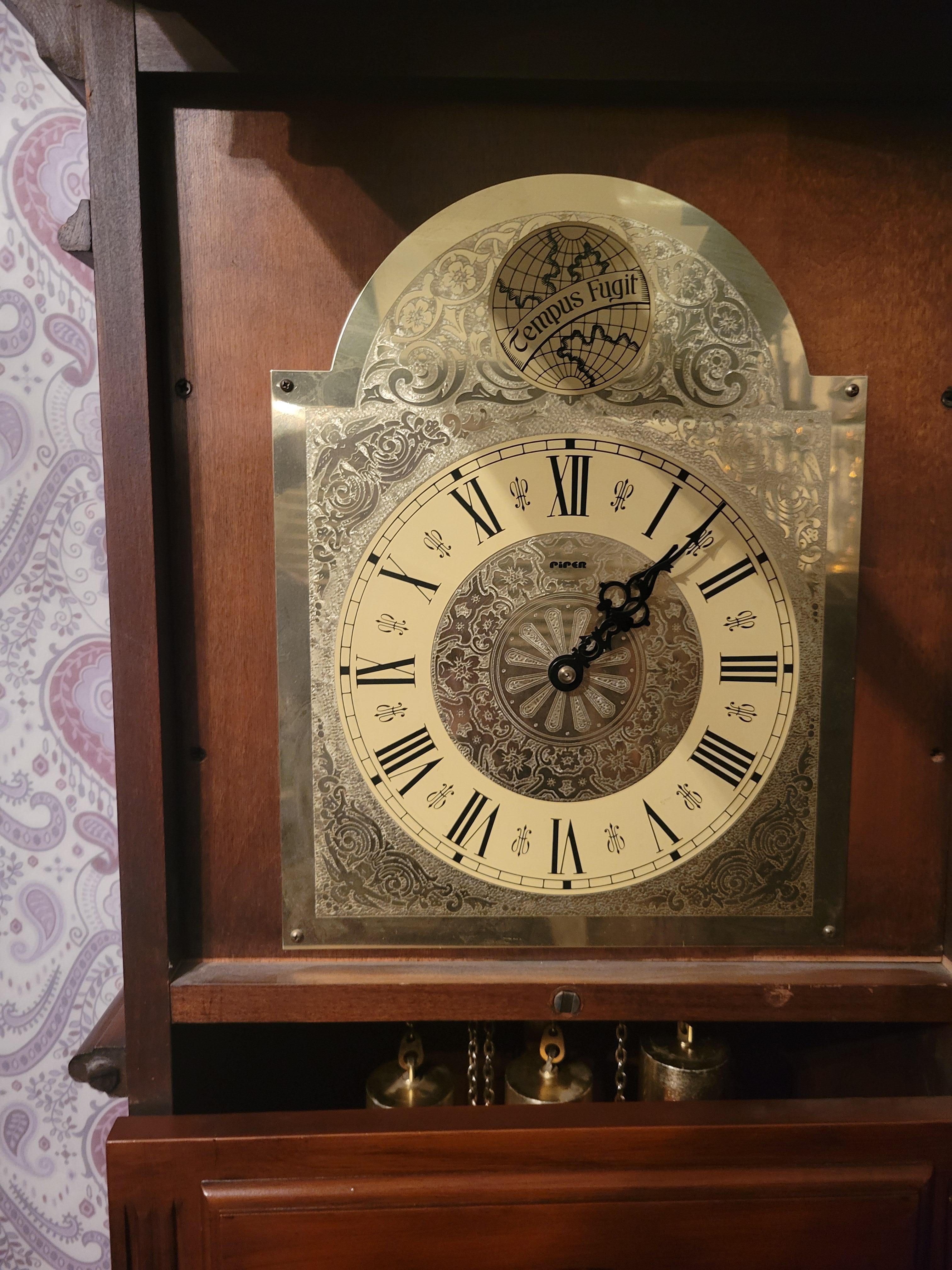 Horloge de grand-père Piper, Mouvement Hermle avec carillon Westminster. en vente 1
