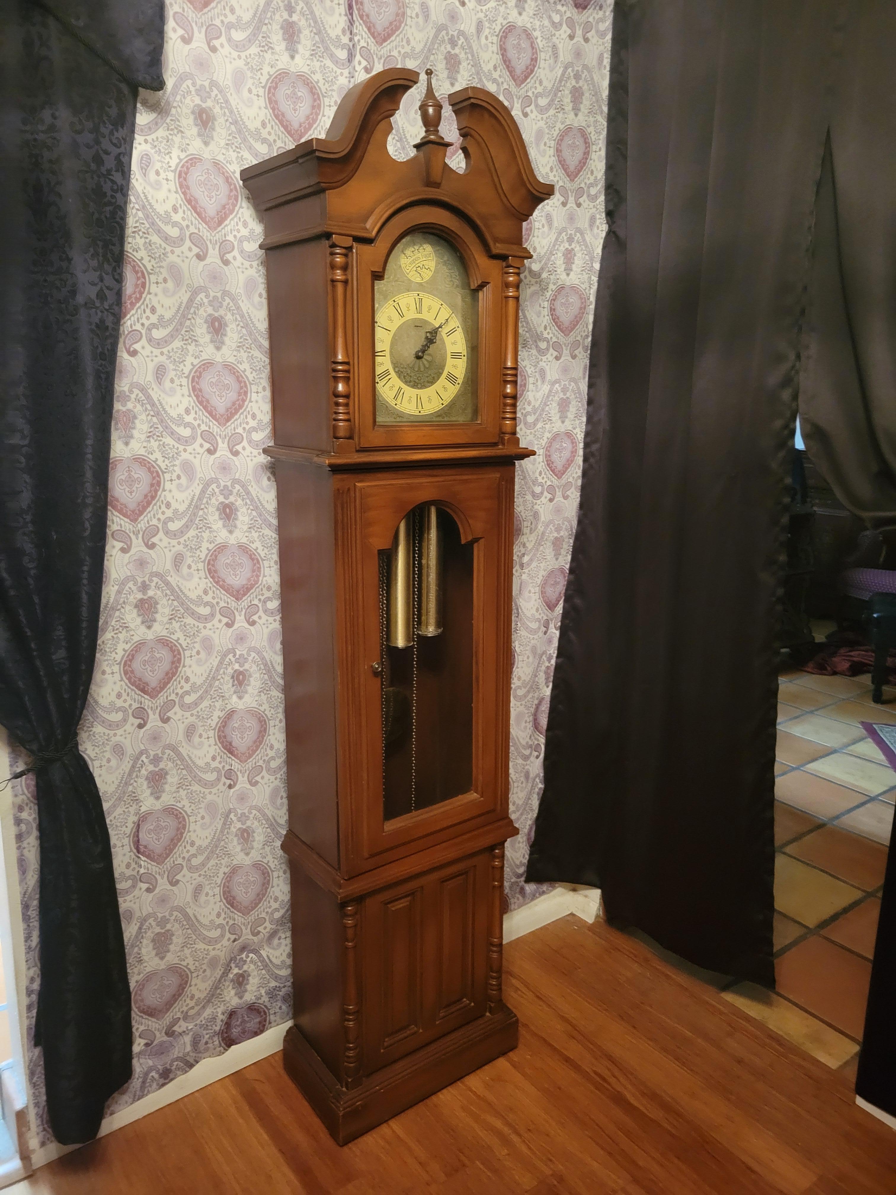 Vintage, 1976, horloge de grand-père Piper à poids. L'horloge est équipée d'un mouvement Franz Hermle 451-053 de 85 cm / 70,77 d'Allemagne de l'Ouest avec un magnifique carillon de Westminster. Le carillon se met en marche toutes les 15 minutes et
