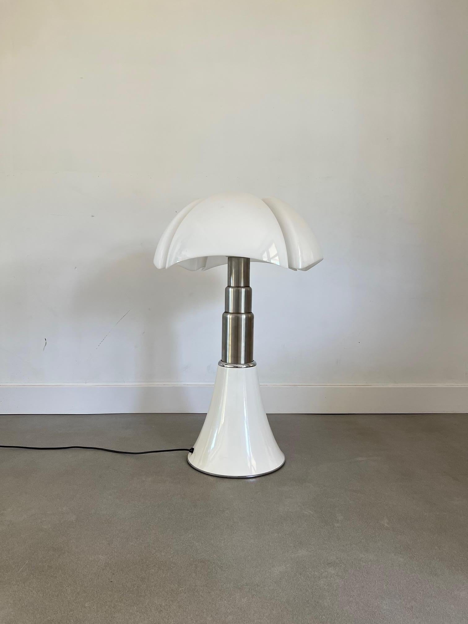 La lámpara de sobremesa Pippistrello es un clásico del diseño creado por el arquitecto y diseñador italiano Gae Aulenti para Martinelli Luce en 1972. La forma distintiva de la lámpara está inspirada en un murciélago, ya que la pantalla se asemeja a