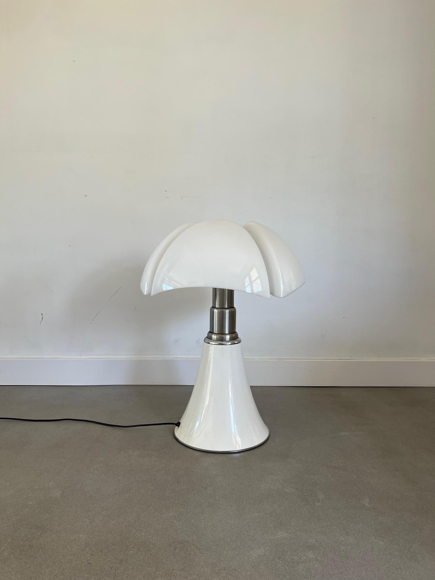 Pipistrello vintage 'Lámpara de mesa' Gae Aulenti / Martinelli Luce Probablemente años 70 Posmoderno