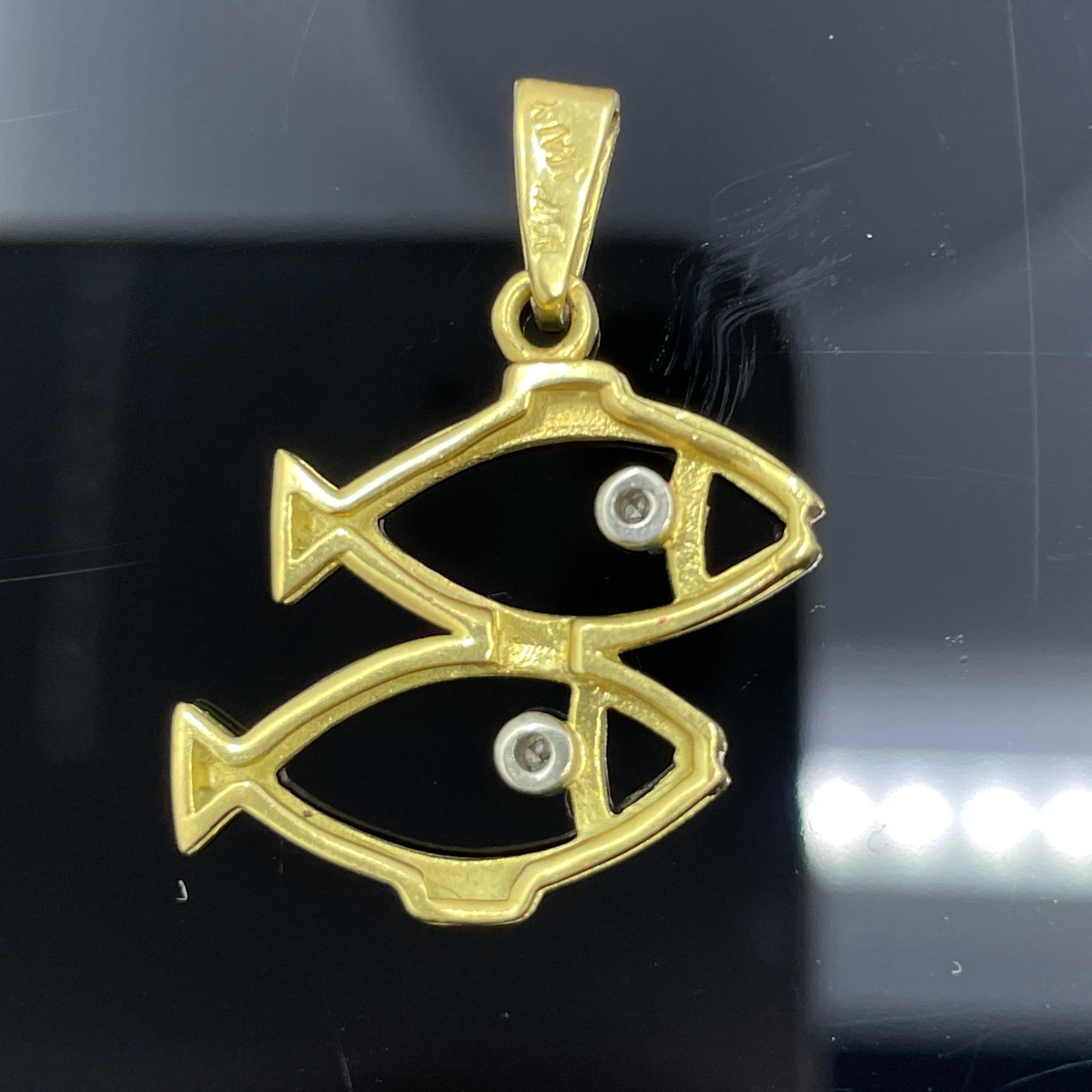 Vintage 1980 Pendentif Zodiac Poissons en or 18K - Fabriqué en Italie, Accents de diamants

Charmant pendentif vintage du zodiaque datant des années 1980, ce design Poissons est réalisé en or jaune 18 carats aux lignes épurées et modernistes. Deux