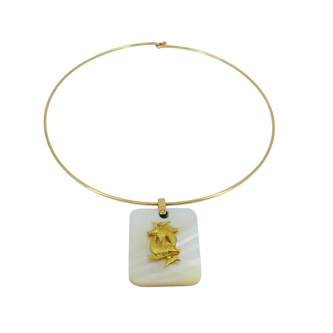 Ciondolo Pesci d'epoca in oro 18k MOP Collana in oro 14k In condizioni ottime in vendita a Beverly Hills, CA
