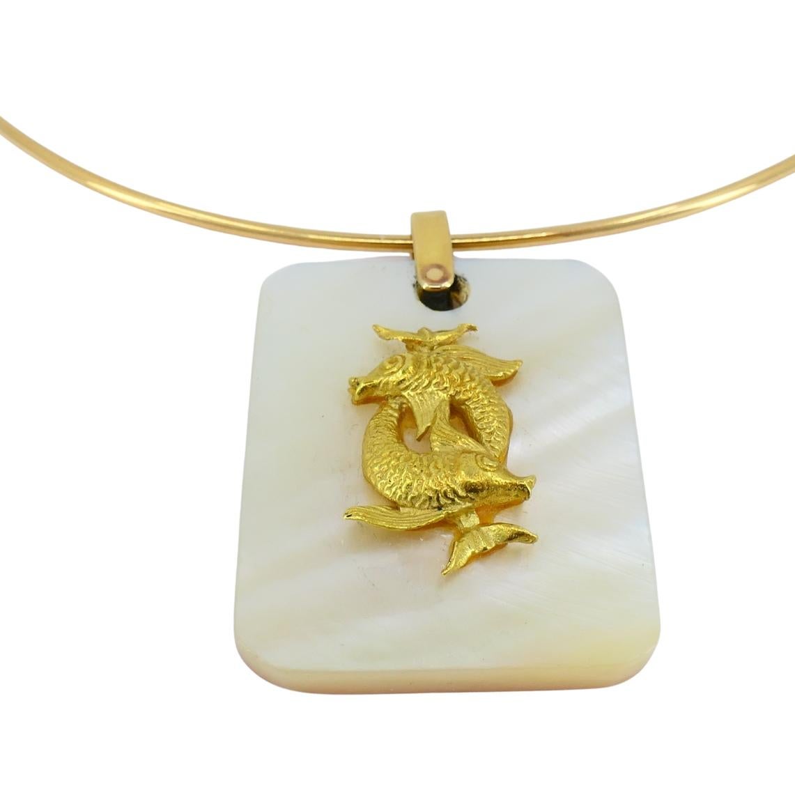 da uomo o donna Ciondolo Pesci d'epoca in oro 18k MOP Collana in oro 14k in vendita