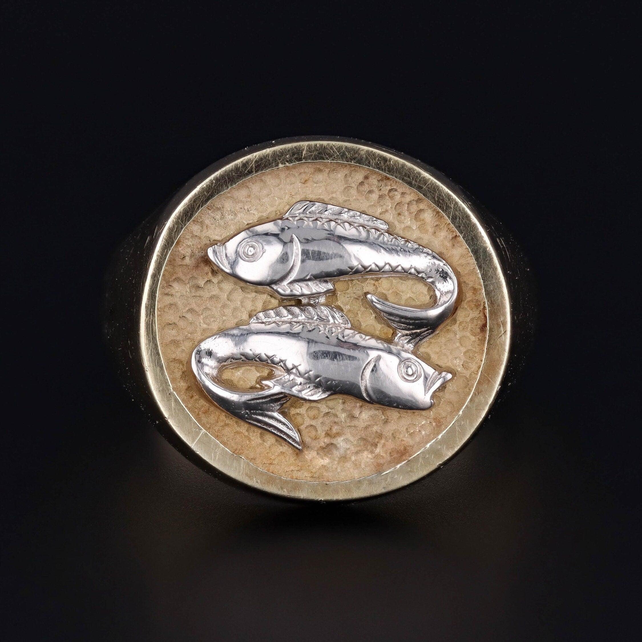 Cette bague Poissons vintage (circa 1960-1970) présente deux poissons en or blanc 14k au sommet d'un important anneau en or jaune 14k.

La face de la bague mesure 0.7 pouces de diamètre, et elle est en très bon état. La bague est une taille 9,25,
