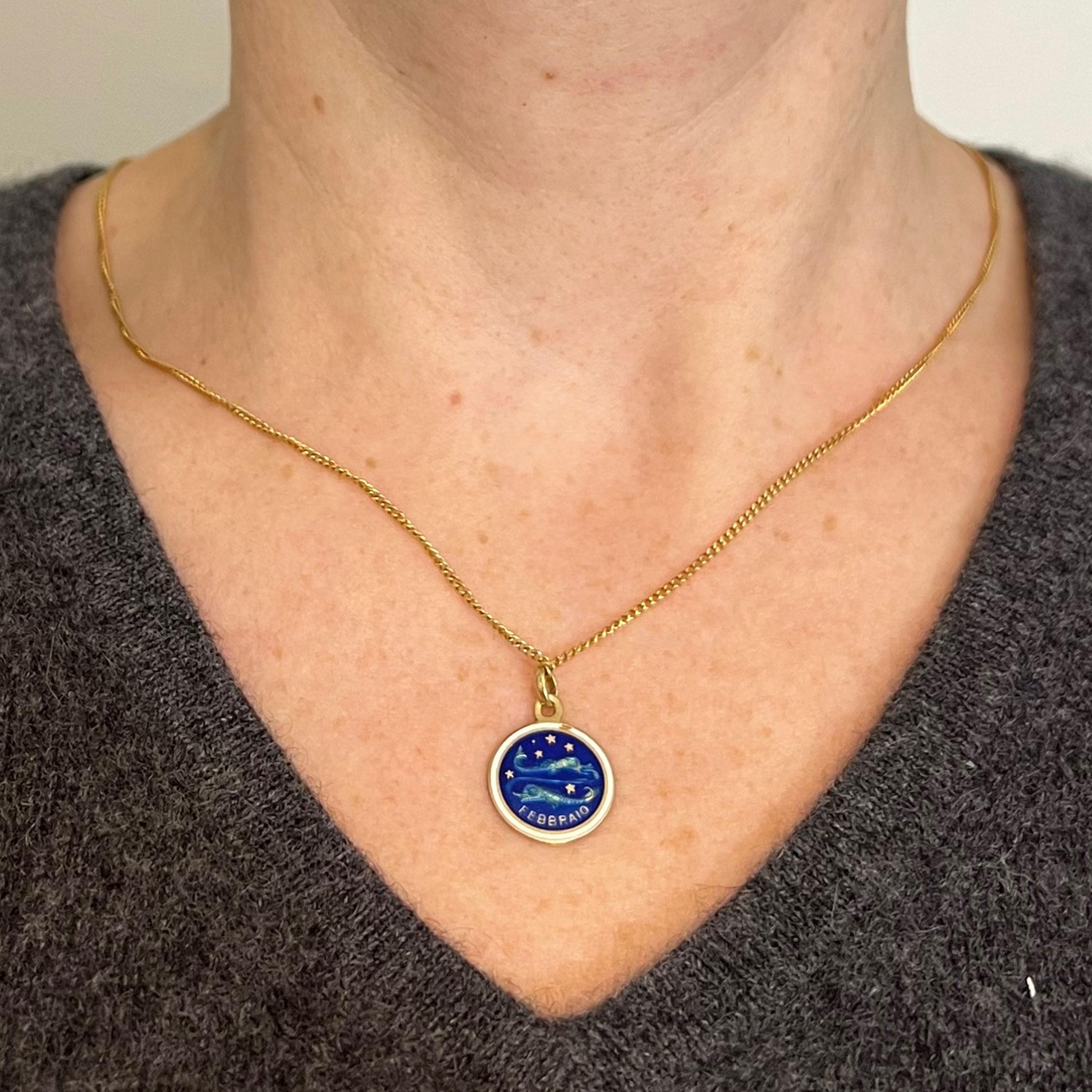 Vintage Pisces Starsign Zodiac 18K Yellow Gold Enamel Charm Medal Pendant In Good Condition For Sale In London, GB
