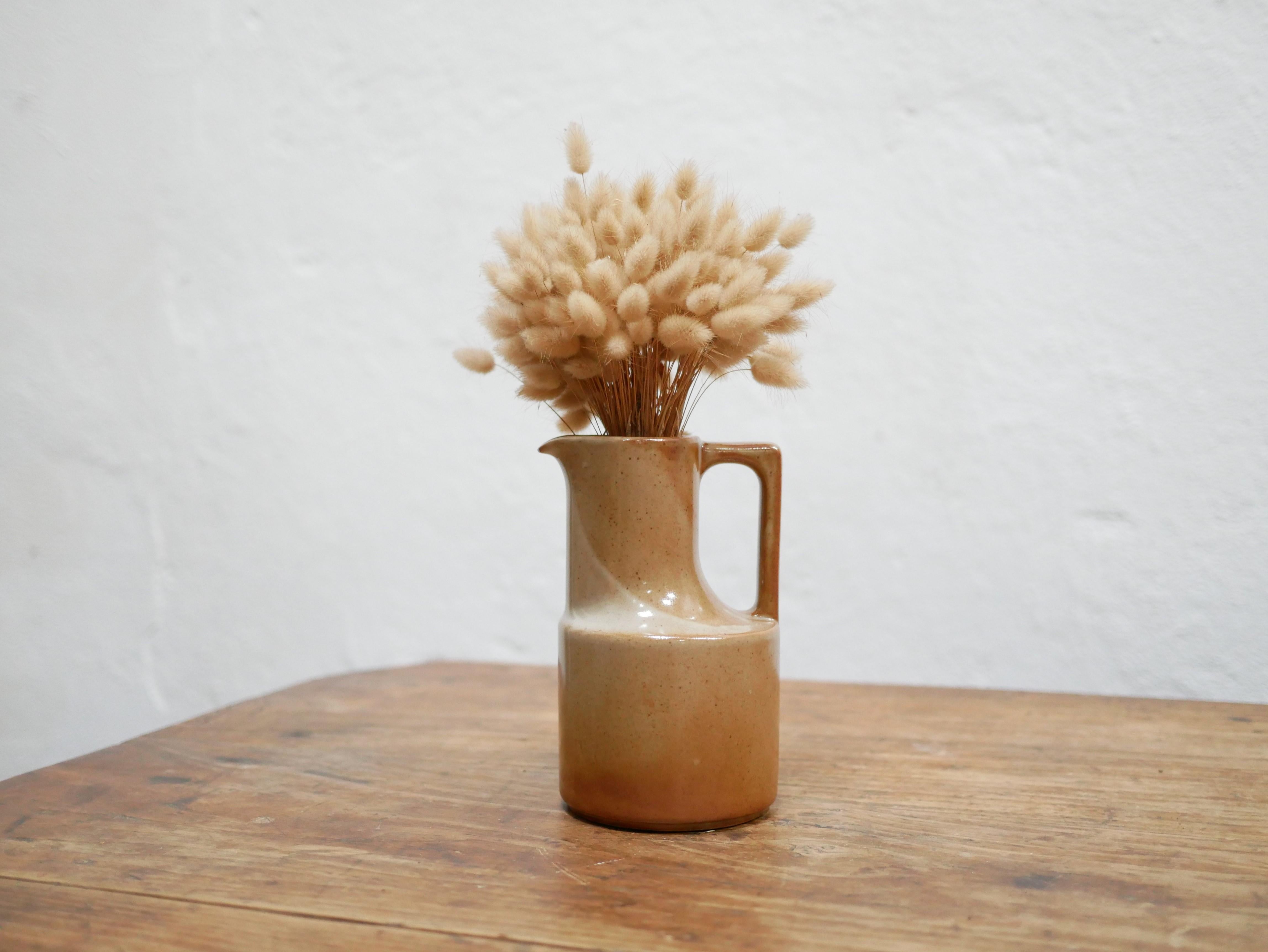 Pitcher in Brenne sandstone designed in France in the 1960s.

With its modern shape and mineral hue, this ceramic will be perfect in a natural, refined and delicate decoration.
We simply imagine it placed on a shelf or piece of furniture, adorned