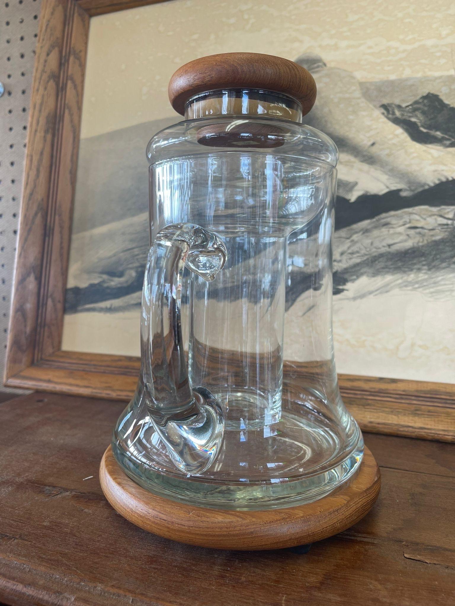 beer pitcher with ice chamber