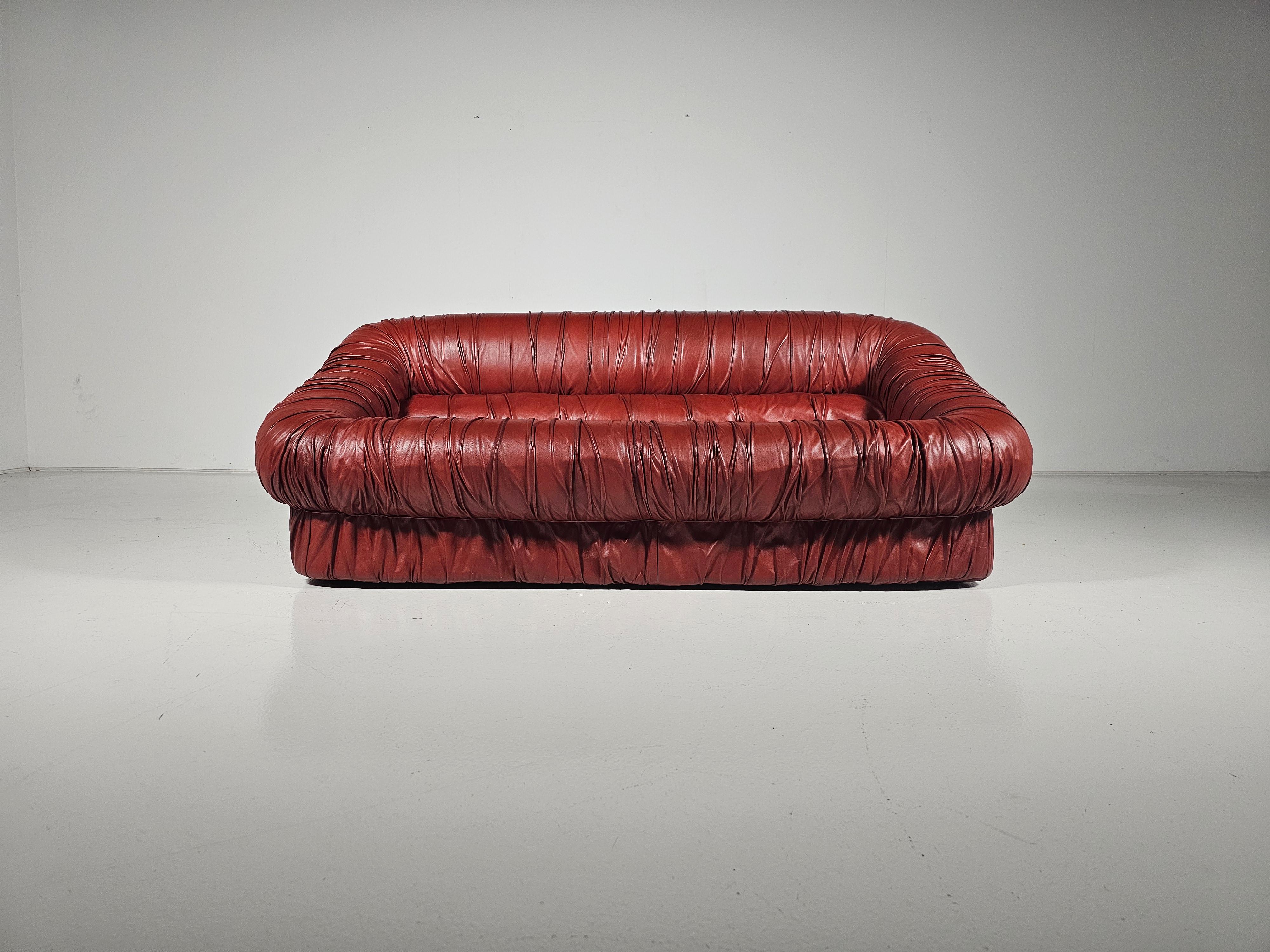 Fantastisches und sehr bequemes Sofa 'Dall'Occa', das von De Pas, D'urbino und Lomazzi entworfen und 1975 in Italien von Dall'Oca hergestellt wurde. 

Das Sofa befindet sich in einem ausgezeichneten Originalzustand. Er ist mit hochwertigem