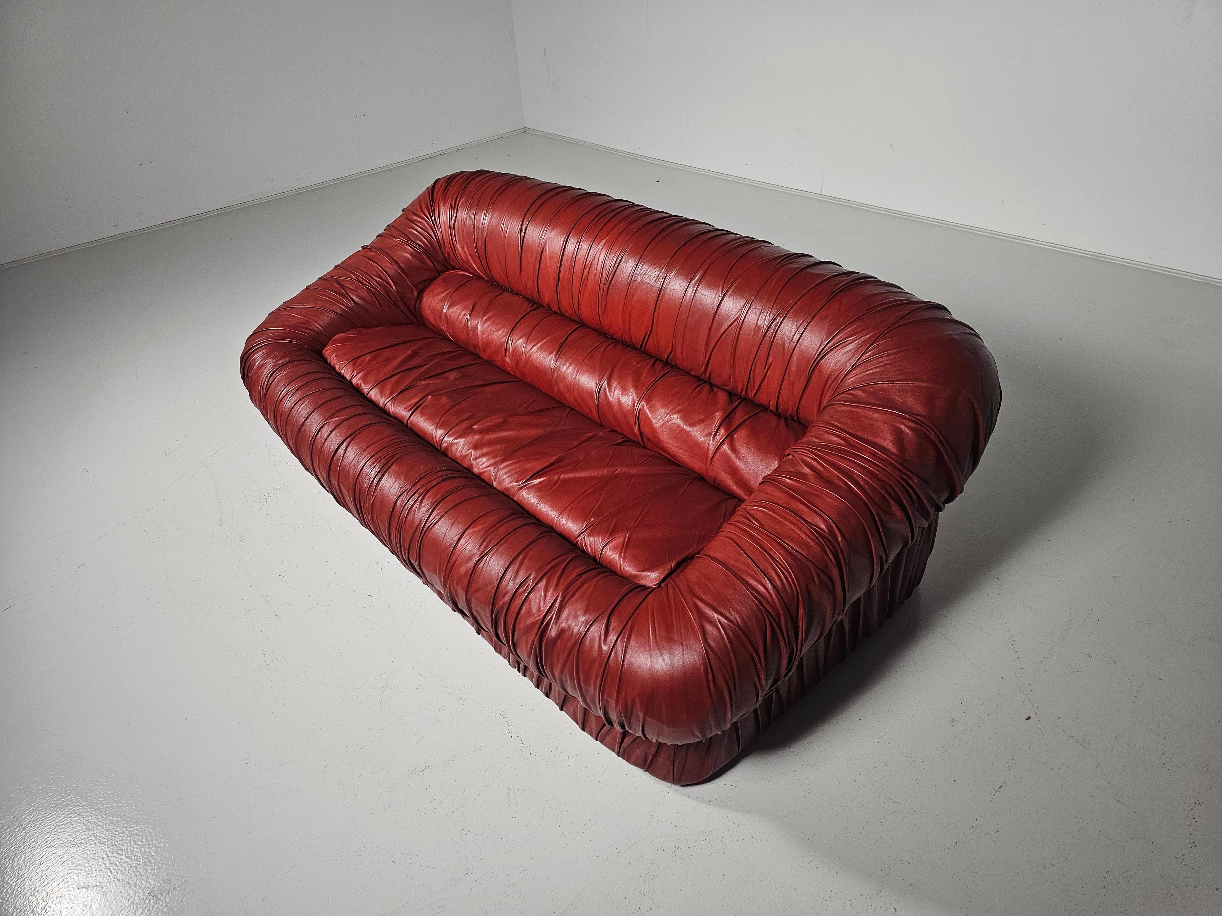 Burgunderrotes Sofa „Piumino“  De Pas, D'Urbino und Lomazzi für Dall'Oca, 1970er-Jahre im Zustand „Gut“ im Angebot in amstelveen, NL