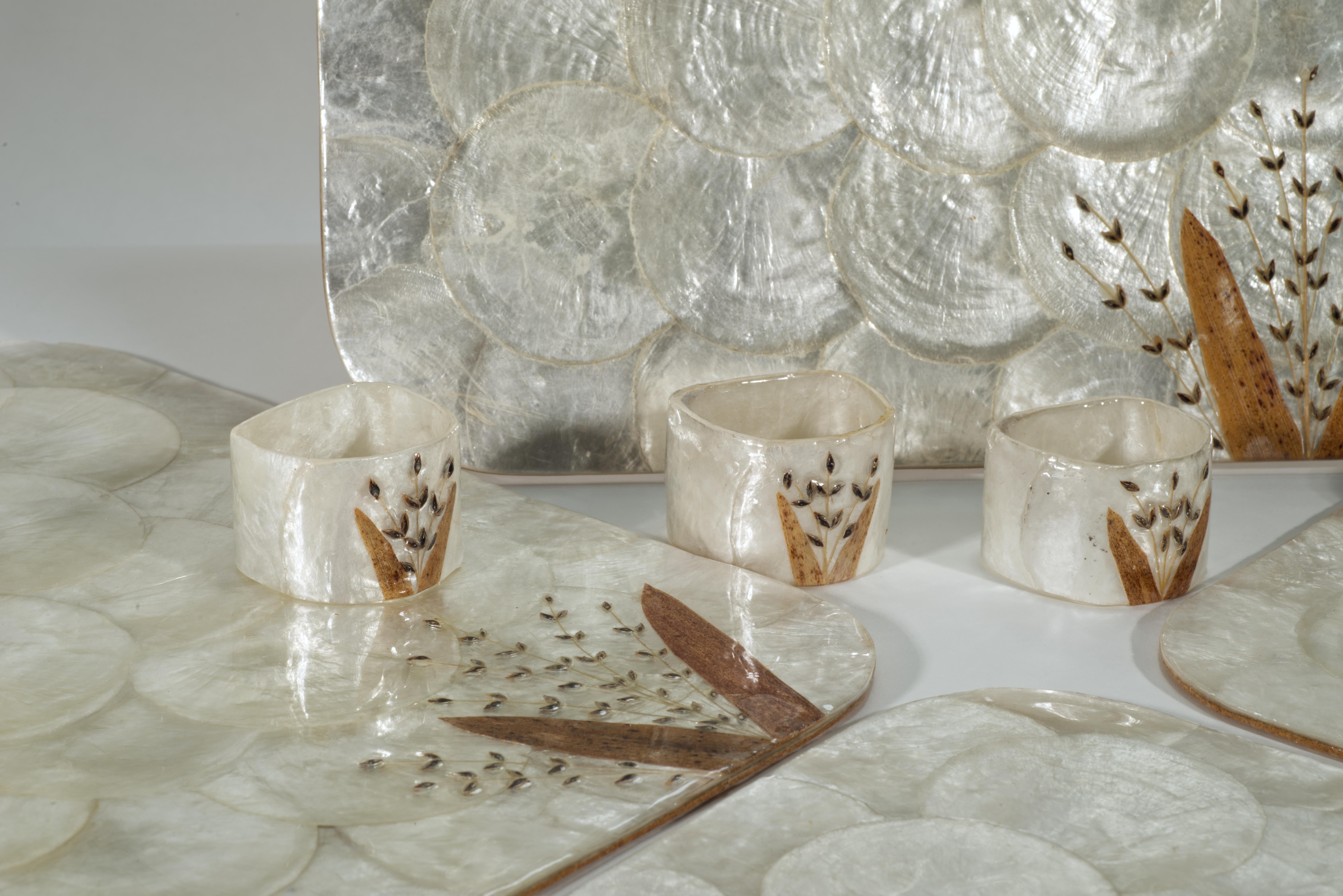 Vintage Tischsets und Serviettenhalter aus Capiz-Perlmuschel Set für 4 (Organische Moderne) im Angebot