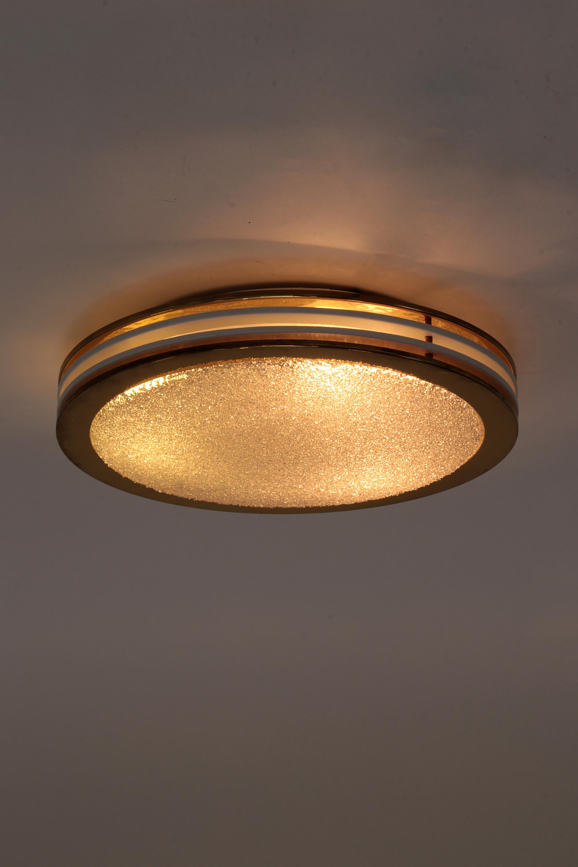 Vintage Plafonniere Doria leuchten with ice glass and metal, Germany 1960s.

Beautiful ceiling lamp made of 3 layers of metal, the rings are made of metal and the thick ice glass shade in the middle.

Are you looking for a beautiful lamp for your