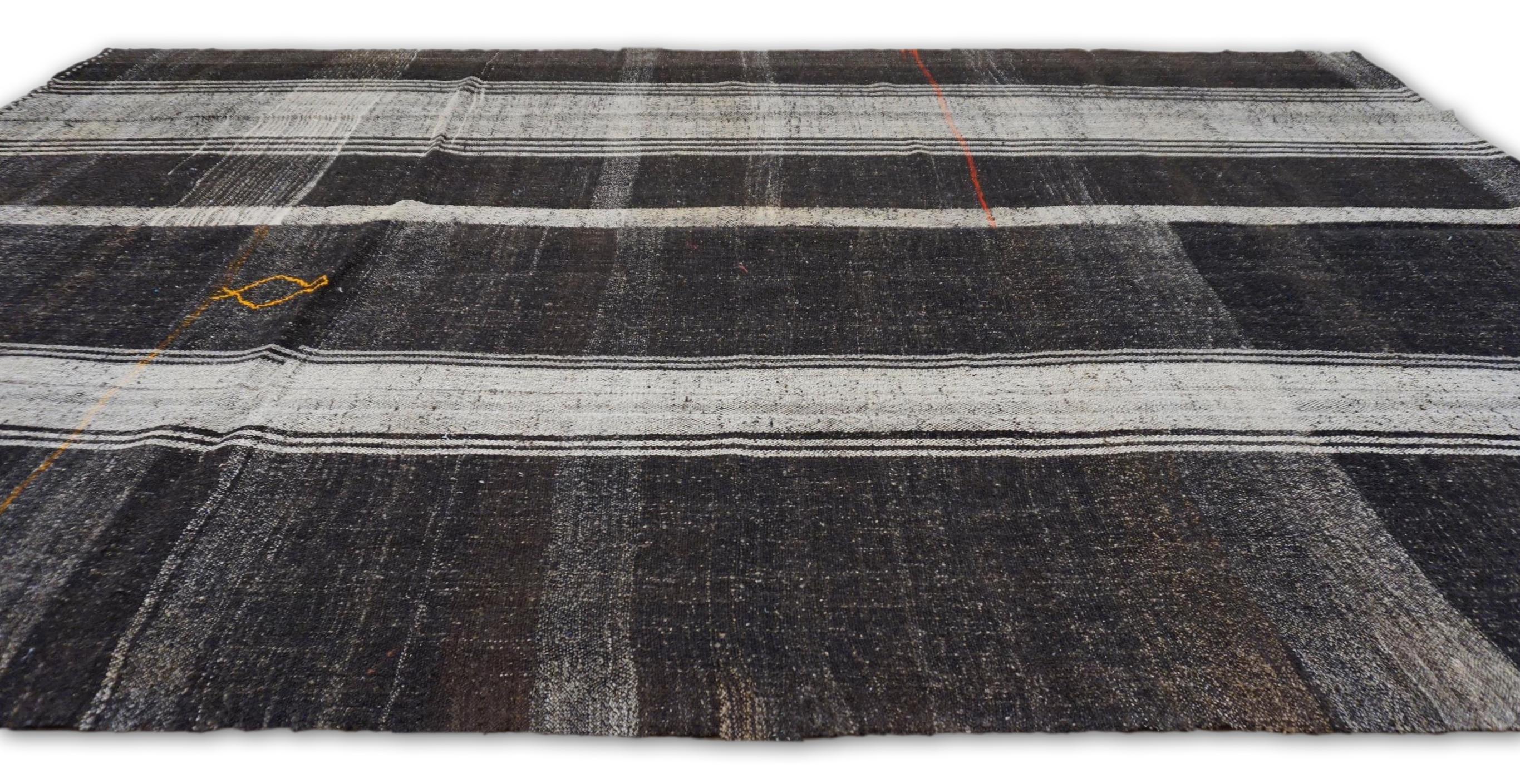 Moderne Kilim vintage en poils de chèvre gris et brun à motif plaqué 8'4''x12'8''. en vente