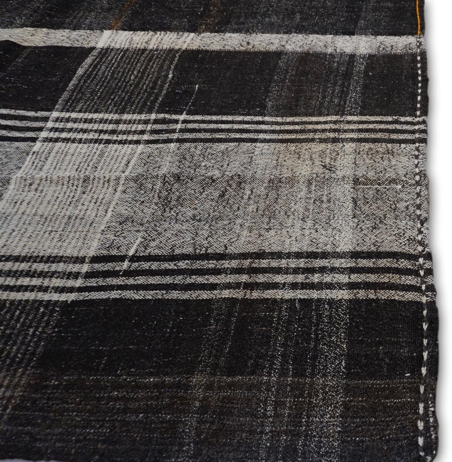 Turc Kilim vintage en poils de chèvre gris et brun à motif plaqué 8'4''x12'8''. en vente