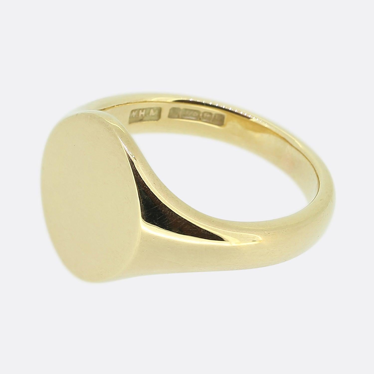 Here we have a classic signet ring crafted from 9ct yellow gold. This piece is fully hallmarked to the year 1996 and showcases a plain polished finish making it perfect of any occasion and or engraving. 

Condition: Used (Very Good)
Weight: 7.1