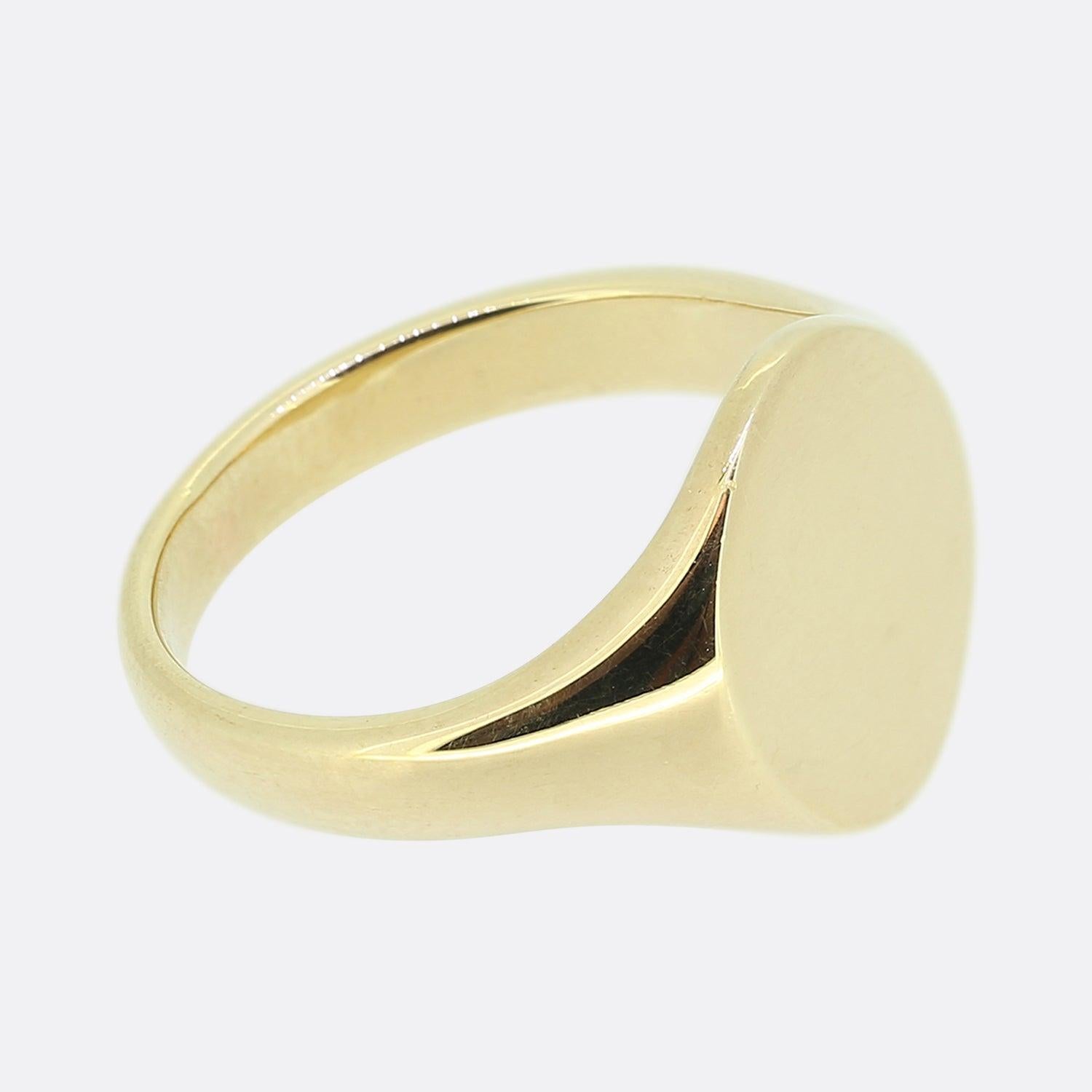 Vintage Plain Oval Signet Ring In Good Condition For Sale In London, GB