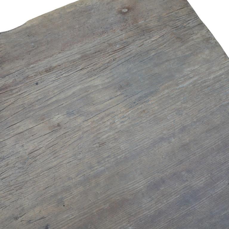 Vintage Plank Couchtisch auf gehämmerten Metallbeinen (20. Jahrhundert) im Angebot