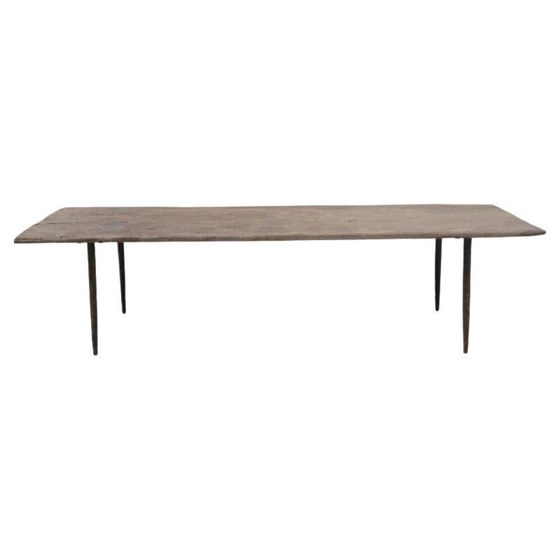 Vintage Plank Couchtisch auf gehämmerten Metallbeinen im Angebot