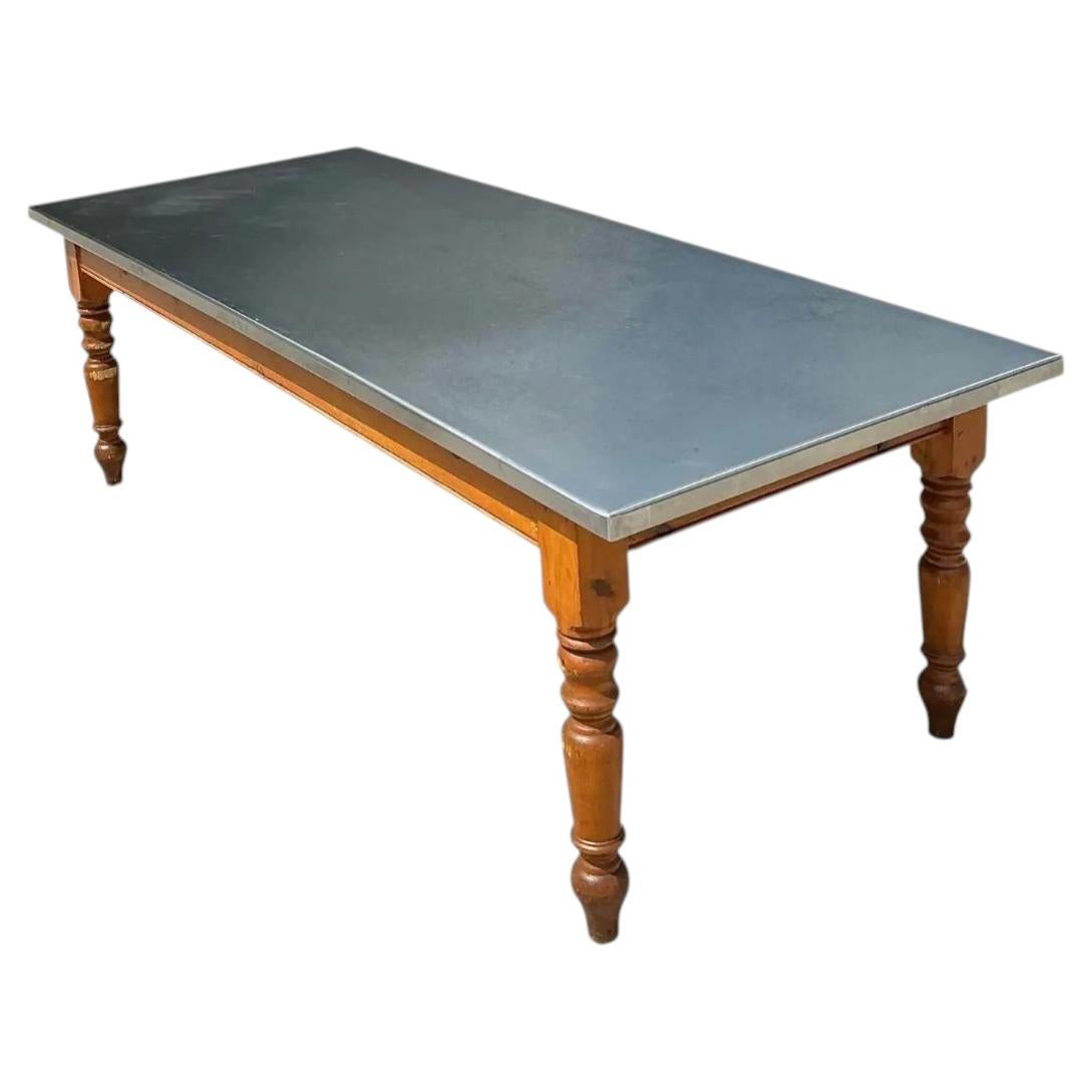 Vintage Plank Farm Tisch mit benutzerdefinierten Edelstahl-Platte im Angebot