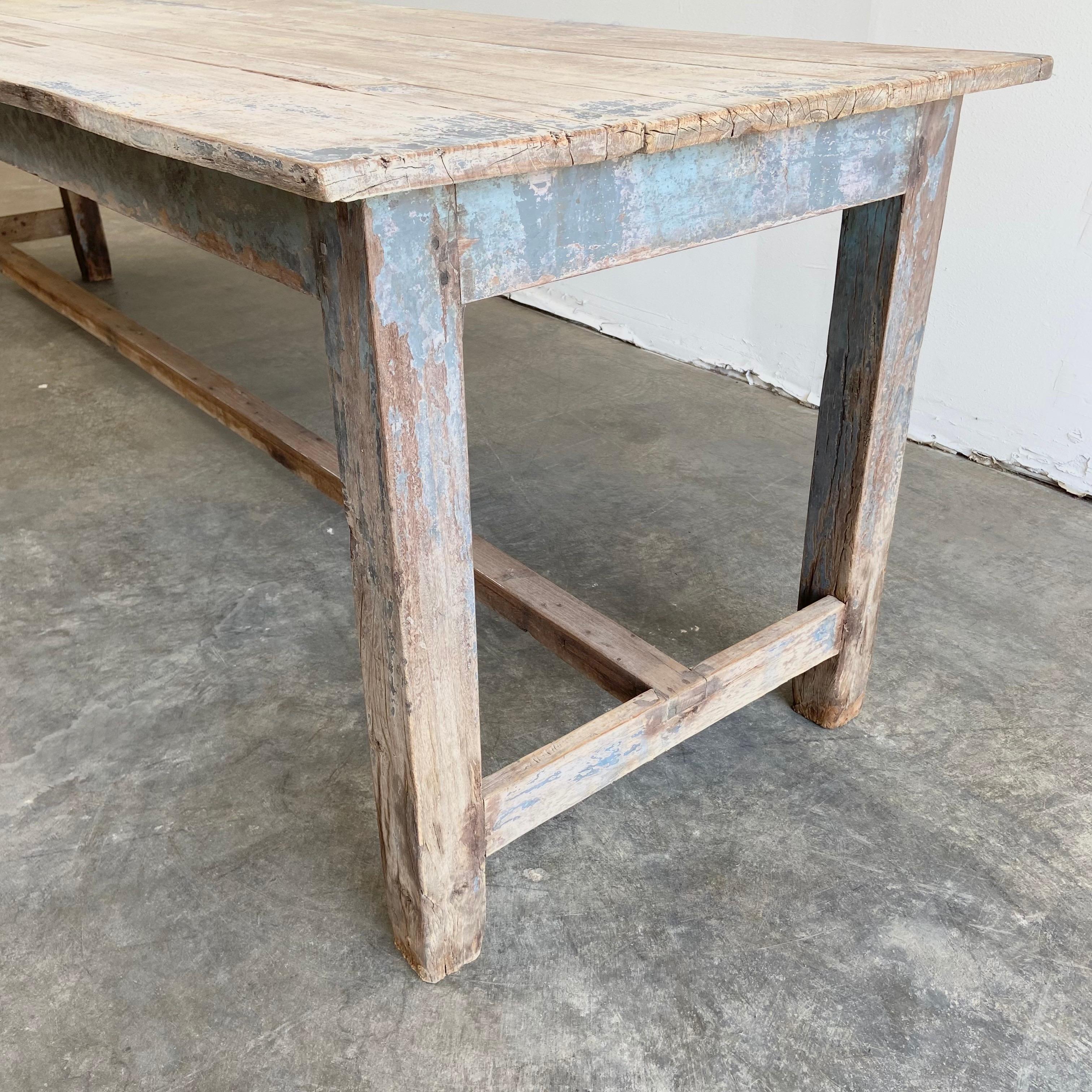 Table de ferme vintage en bois de planches avec peinture d'origine en vente 1
