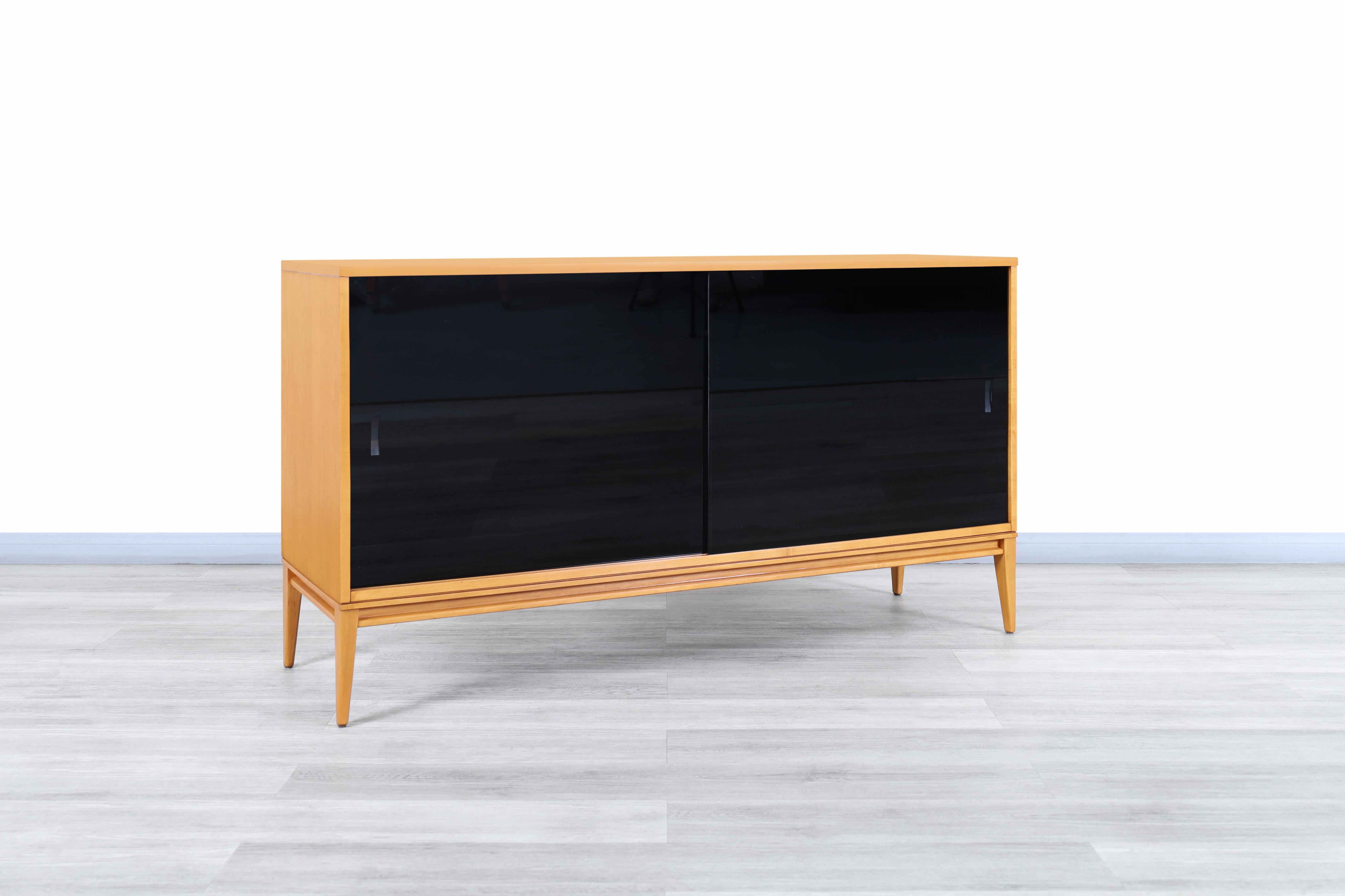 Exceptional vintage “Planner Group” credenza by Paul McCobb for Winchendon Furniture in the United States, circa 1950s. This credenza belongs to the famous 