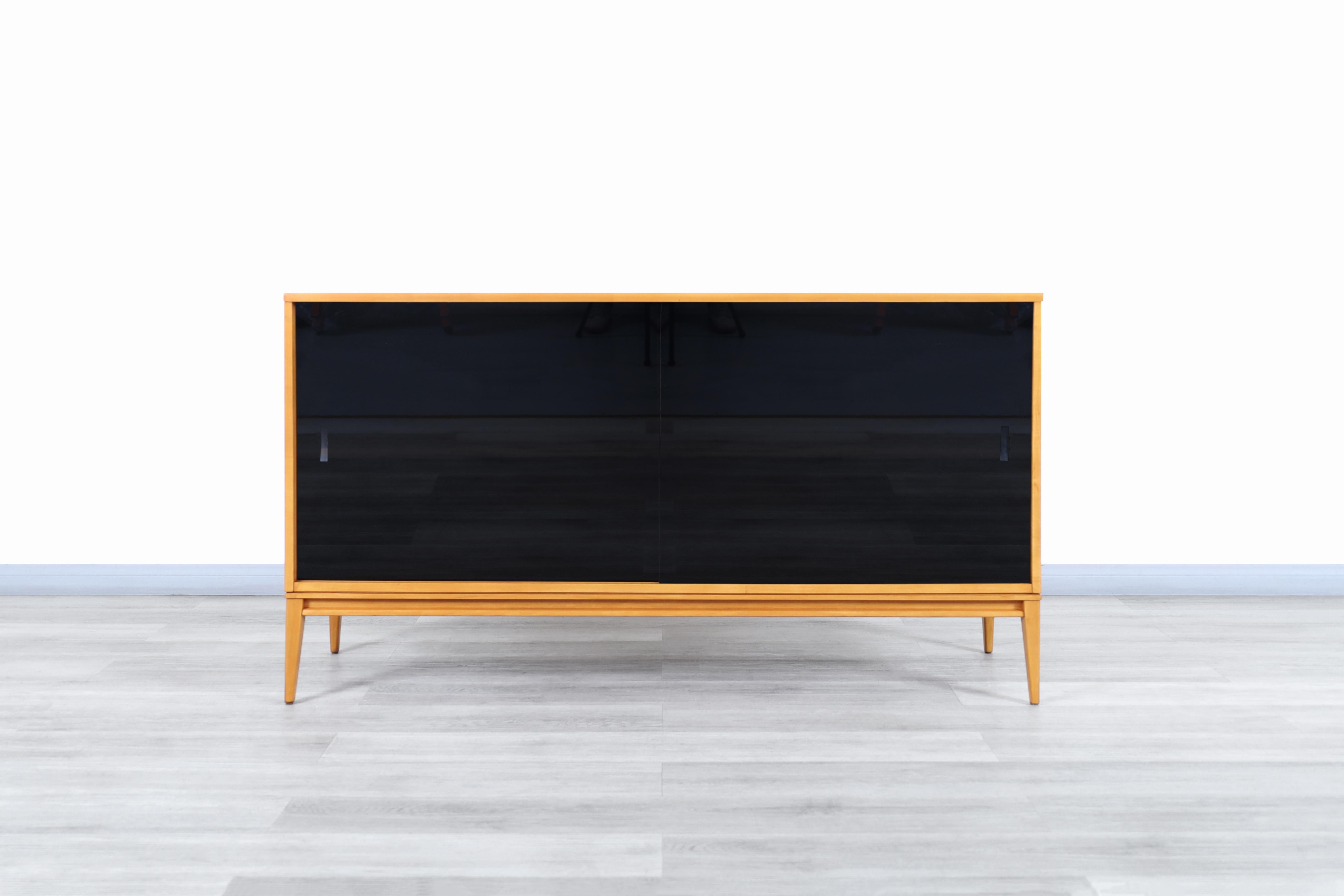 Anrichte „Planner Group“ von Paul McCobb für Winchendon Furniture (Rauchglas) im Angebot