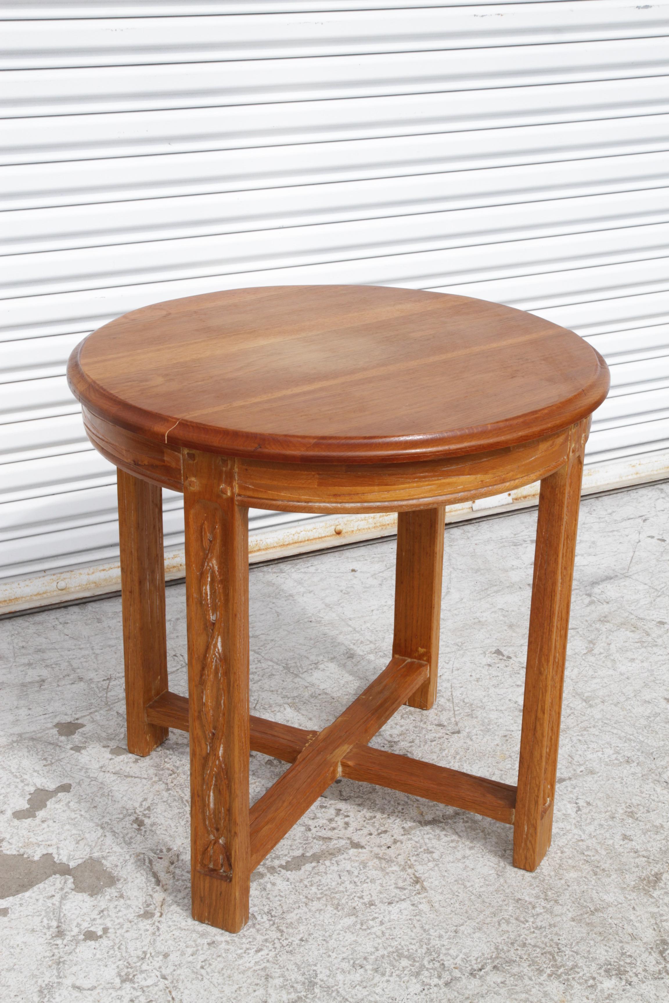 Cette charmante table d'appoint vintage incarne le savoir-faire et l'élégance du style Mission. Fabriqué en chêne massif, il présente une finition riche et chaleureuse qui met en valeur le grain naturel du bois. Le plateau rond offre une surface