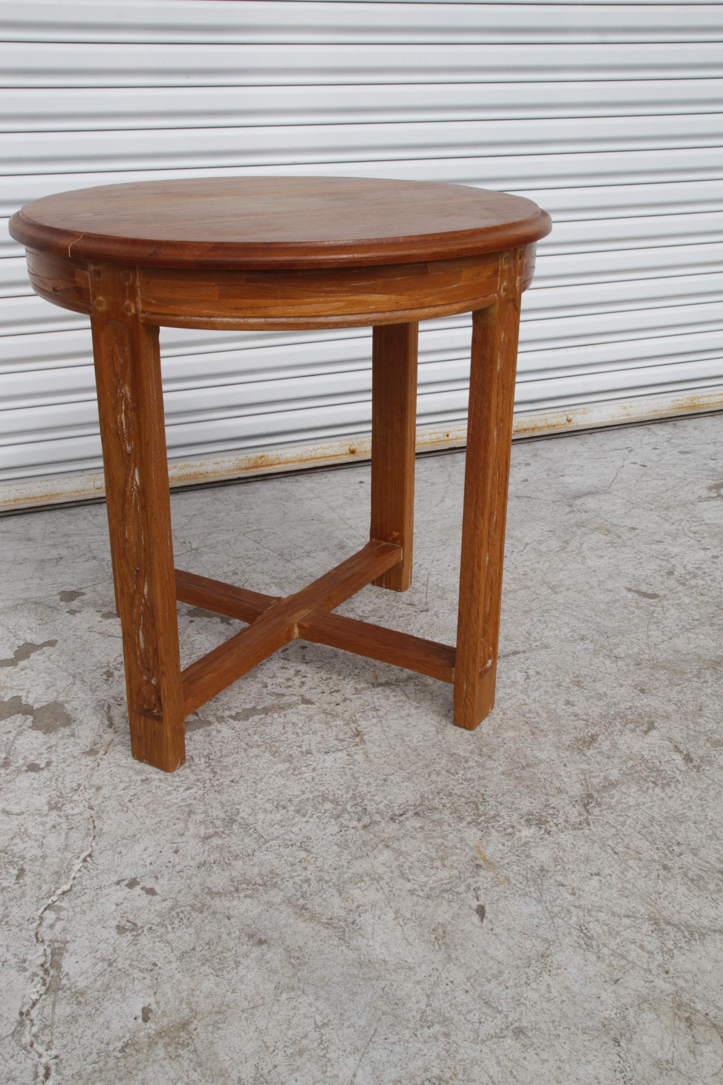 Table d'appoint Mission en chêne avec pieds sculptés et base en X Excellent état - En vente à Pasadena, TX