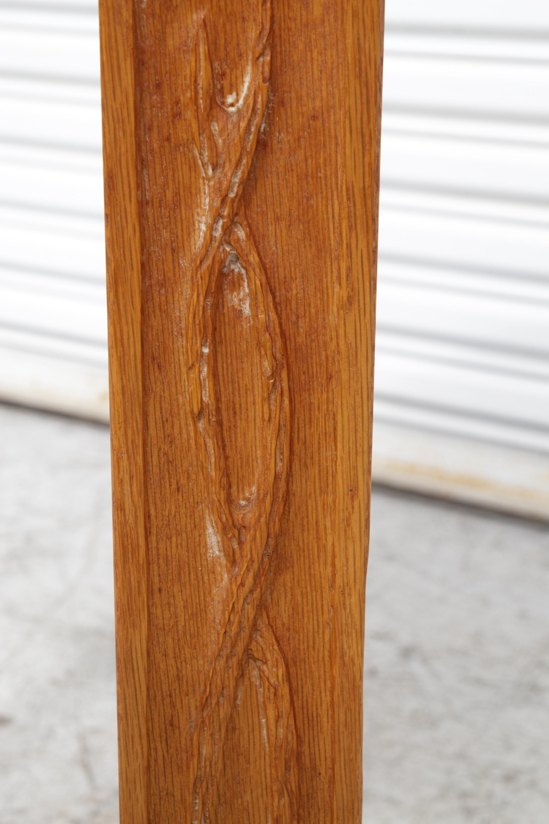 20ième siècle Table d'appoint Mission en chêne avec pieds sculptés et base en X en vente