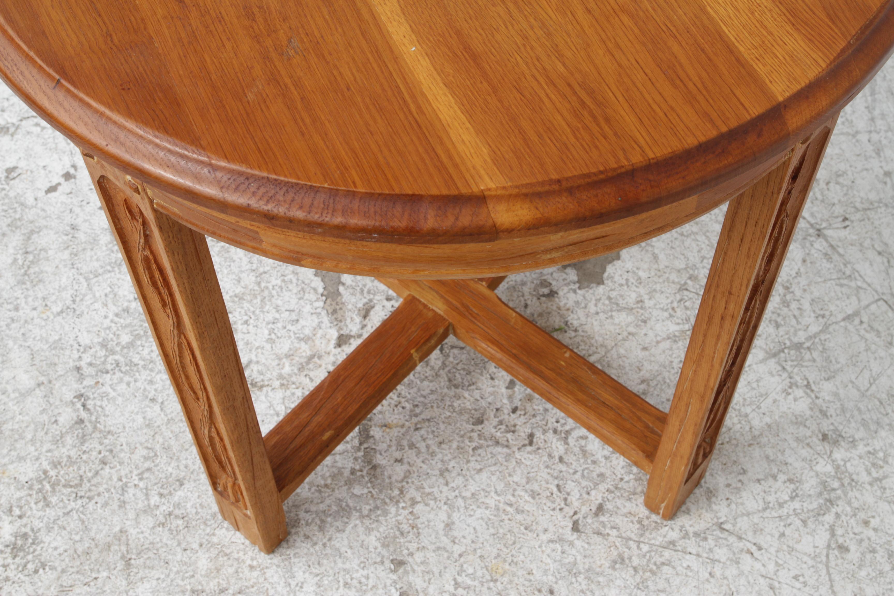 Bois Table d'appoint Mission en chêne avec pieds sculptés et base en X en vente