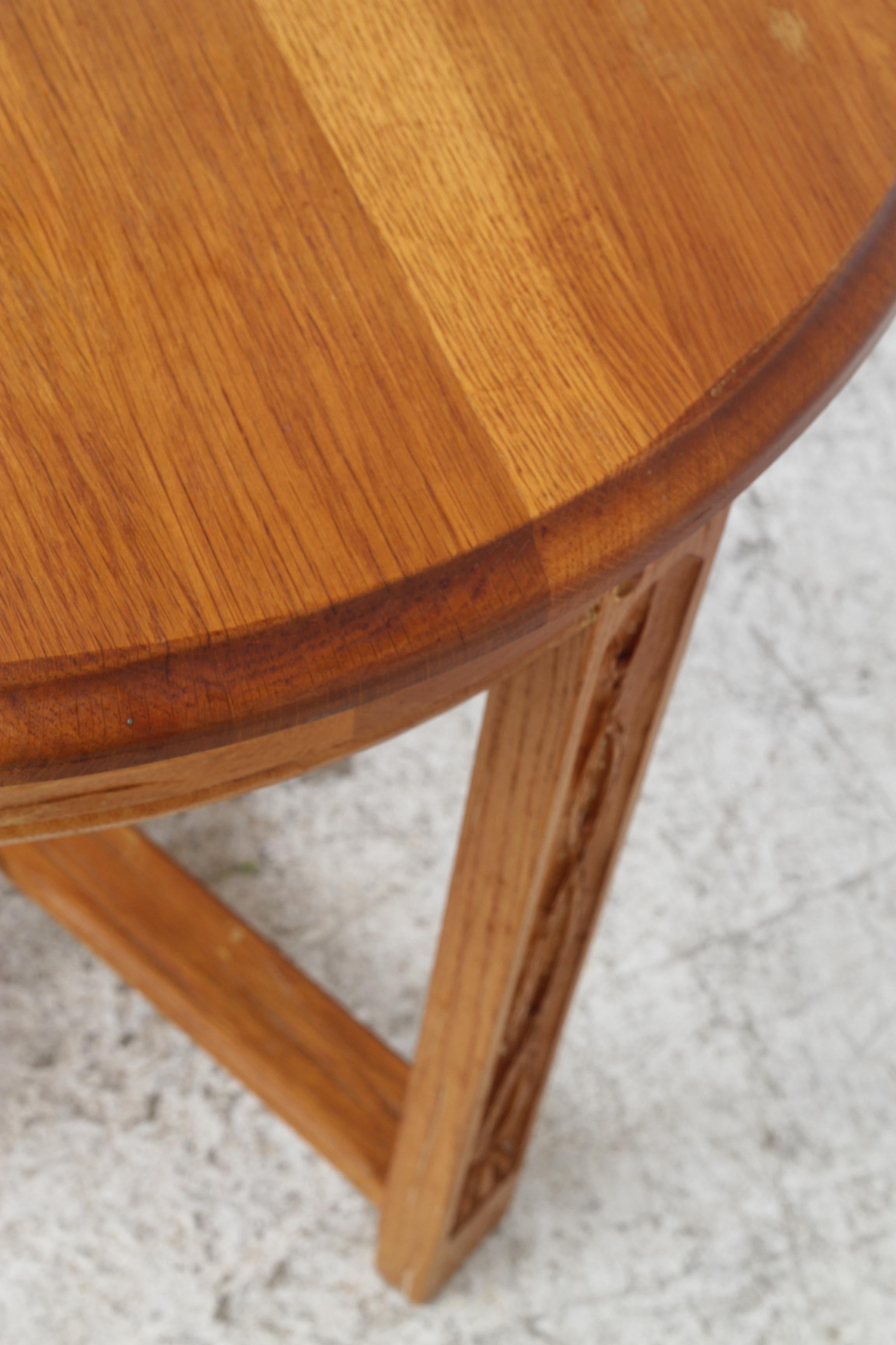 Table d'appoint Mission en chêne avec pieds sculptés et base en X en vente 1