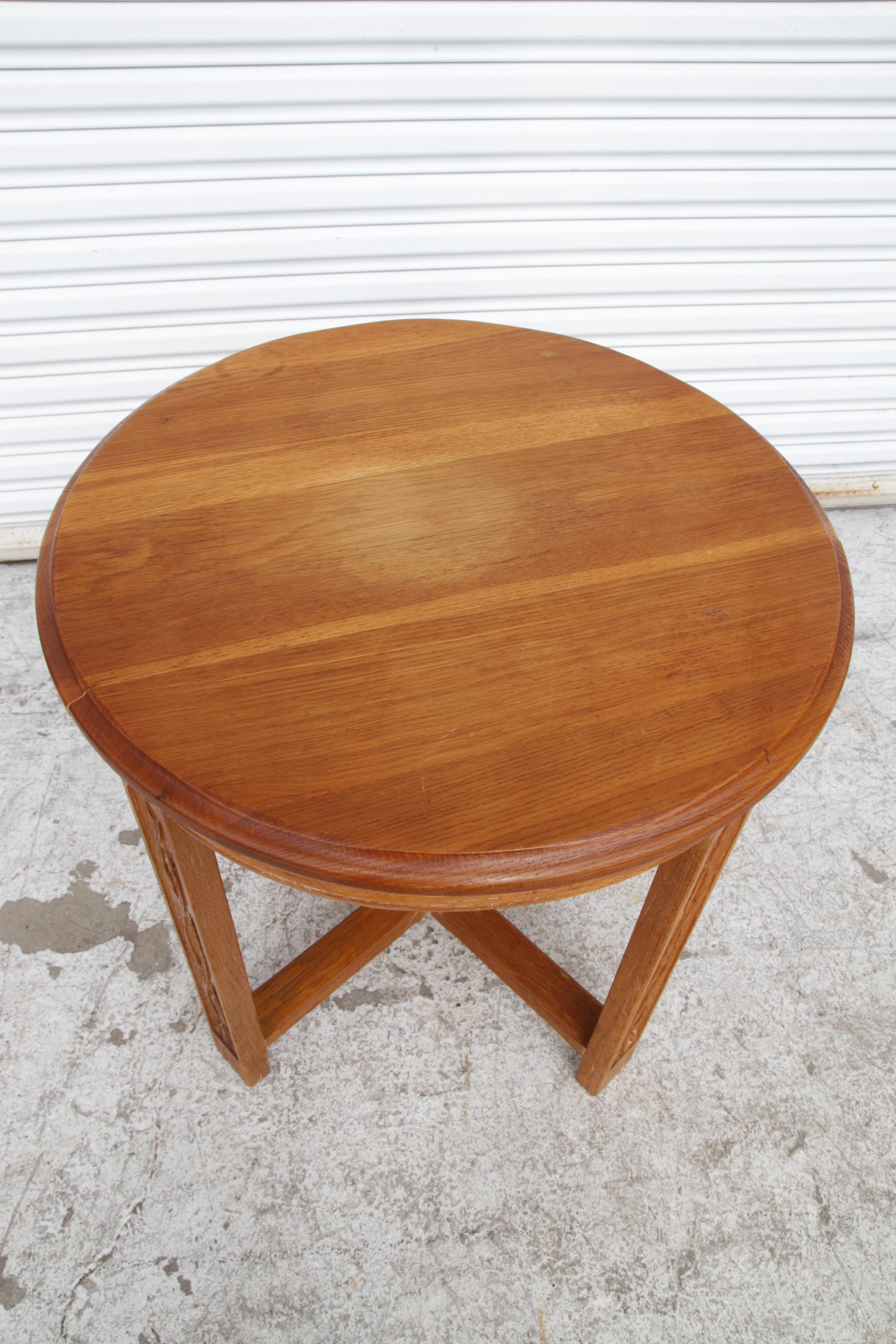 Table d'appoint Mission en chêne avec pieds sculptés et base en X en vente 2