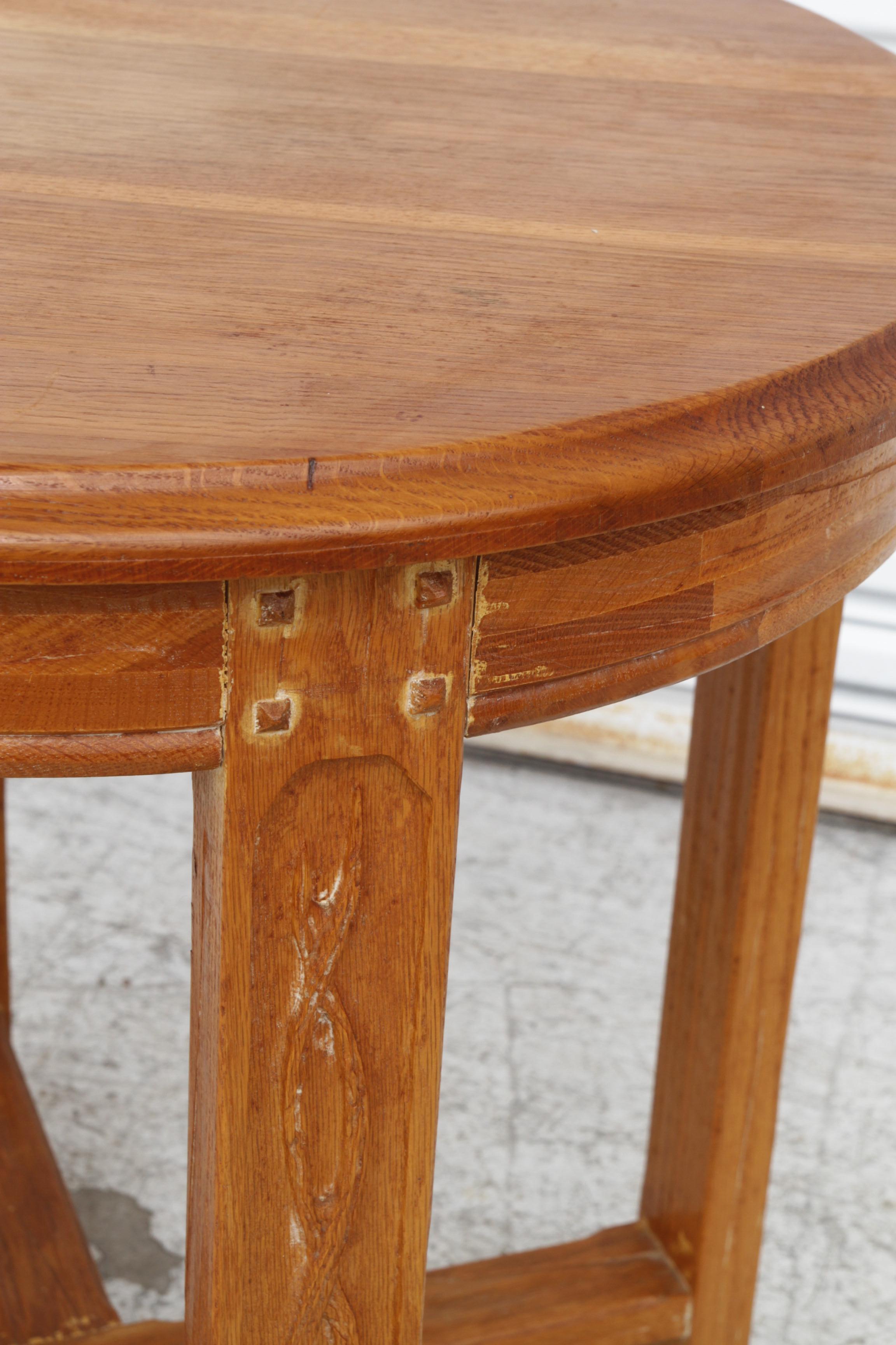 Table d'appoint Mission en chêne avec pieds sculptés et base en X en vente 3