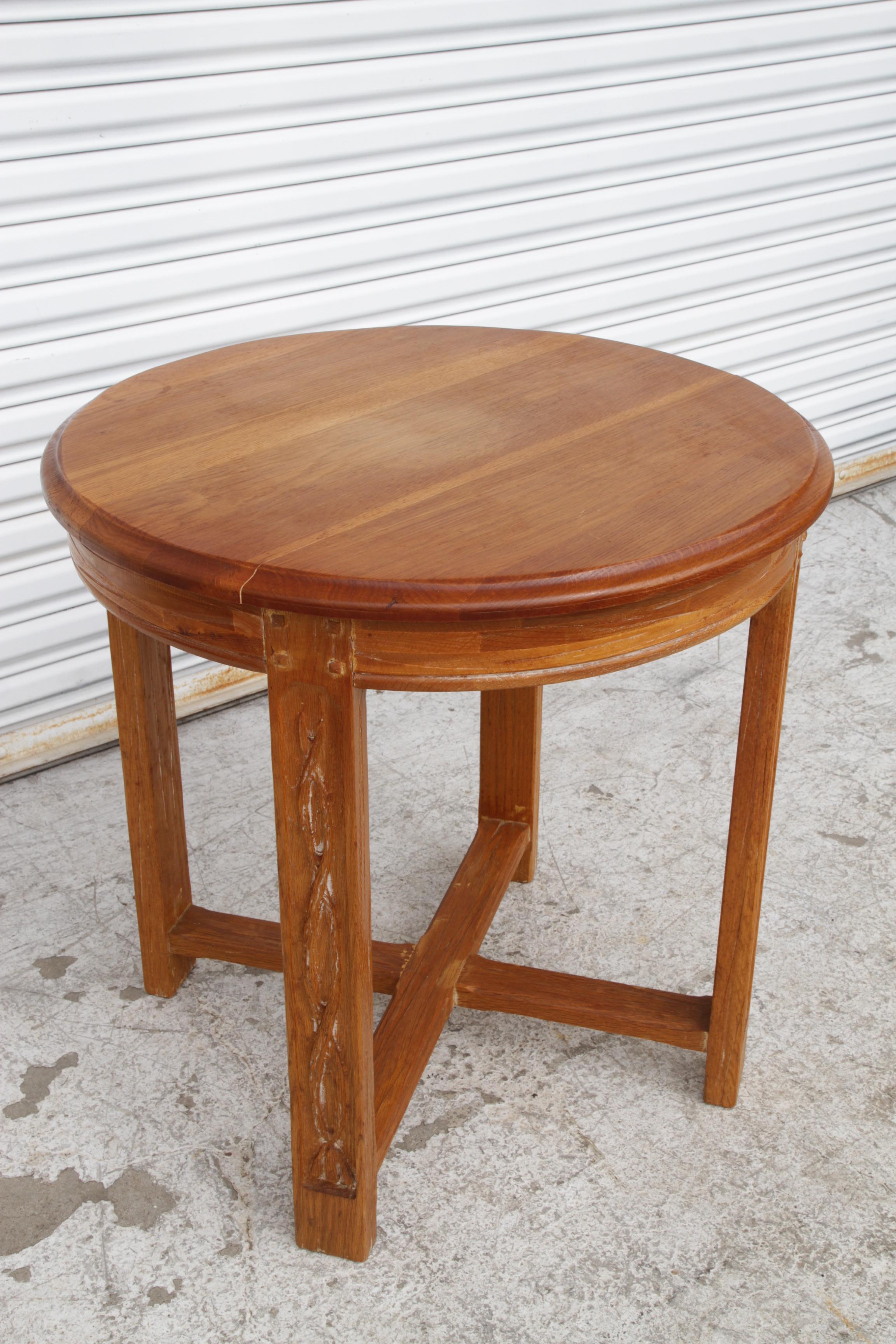 Table d'appoint Mission en chêne avec pieds sculptés et base en X en vente 4
