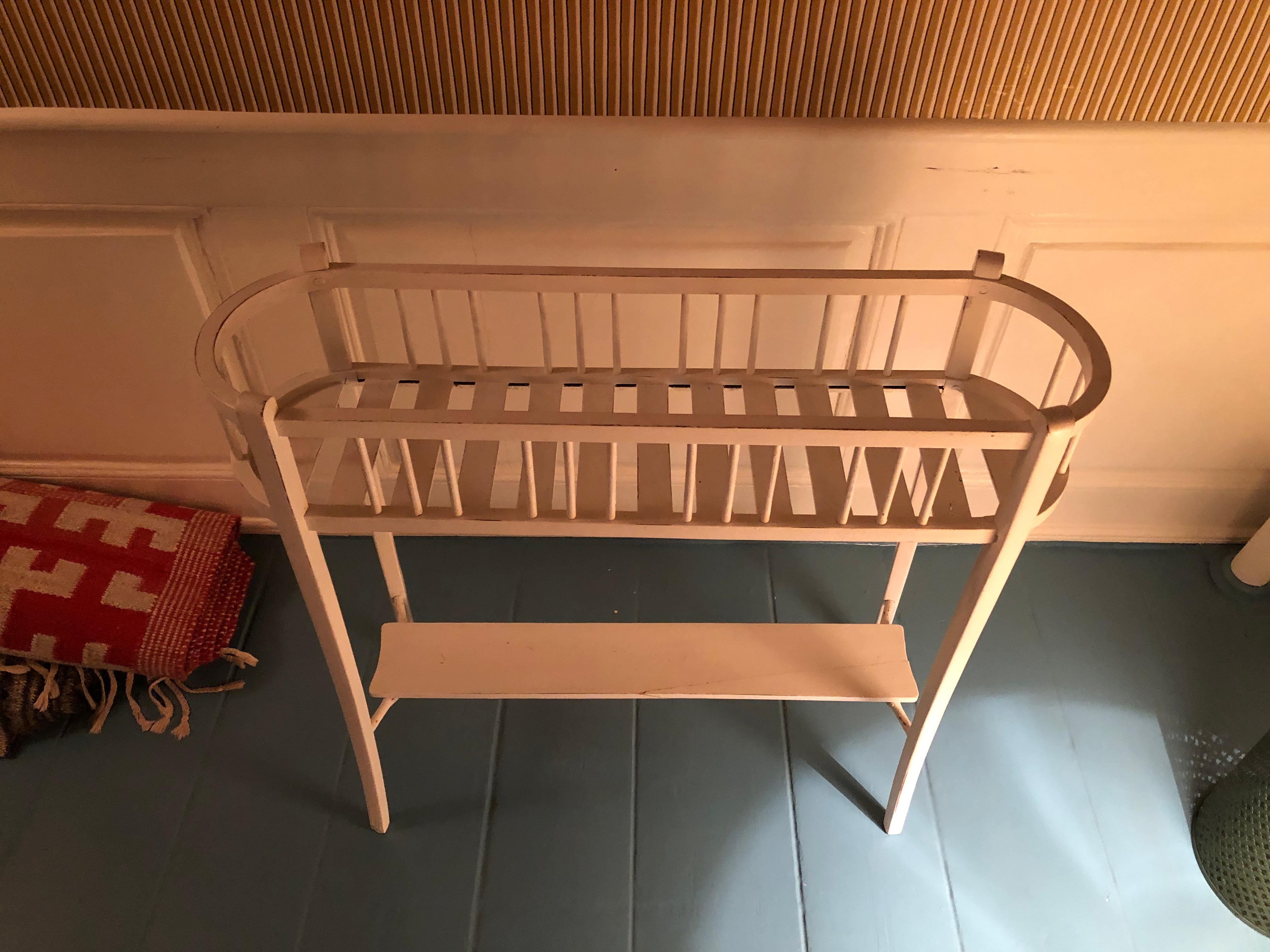 Vintage Plant Stand in White Painted Wood, Sweden, Early 20th Century In Good Condition In Copenhagen K, DK