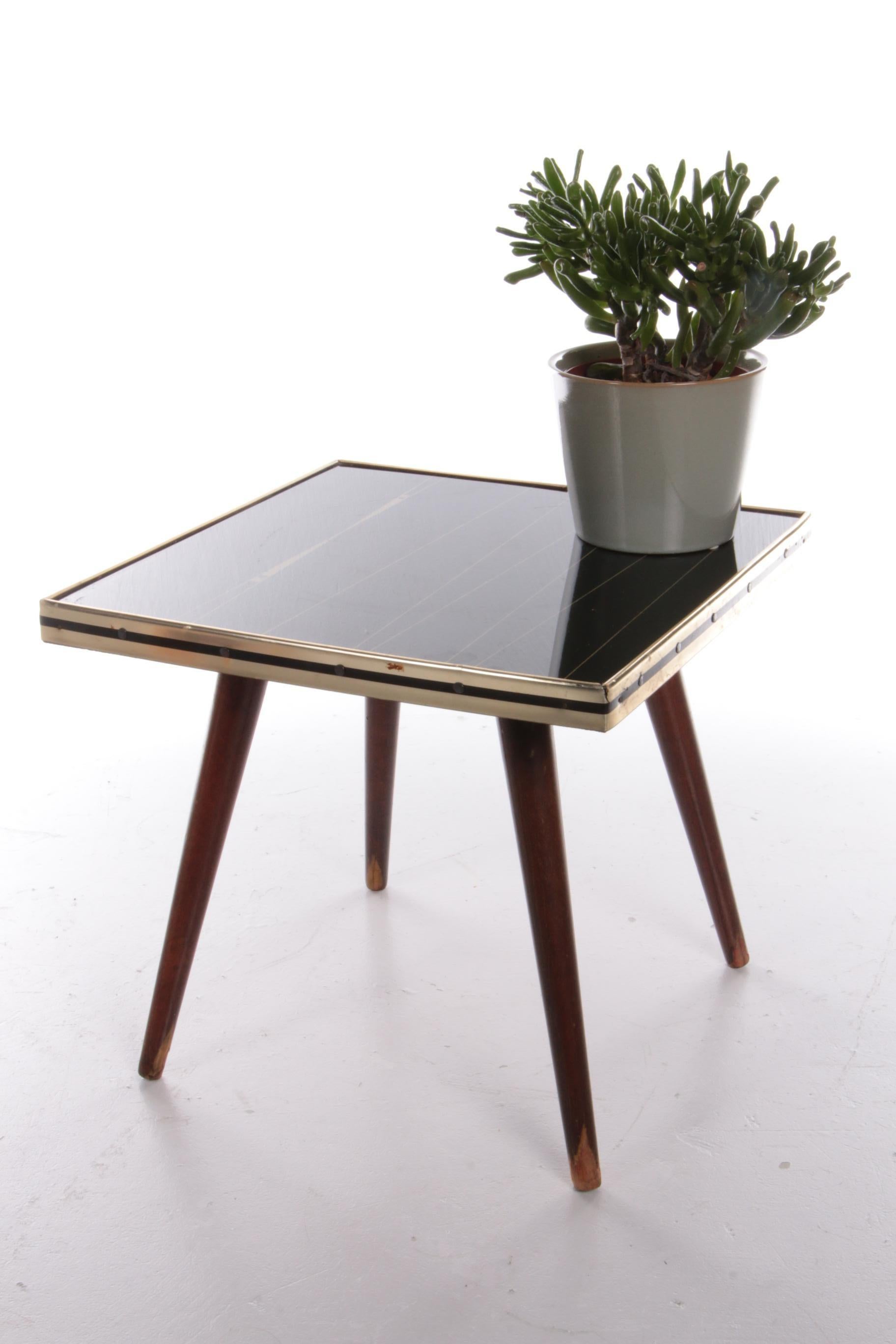 Vintage plant table or side table from the 1960s


Beautiful vintage table, to be used as a side table or as a plant table.

Nice Model with black glass top, a table with 4 legs.

The blade is black with gold details.

The condition is good