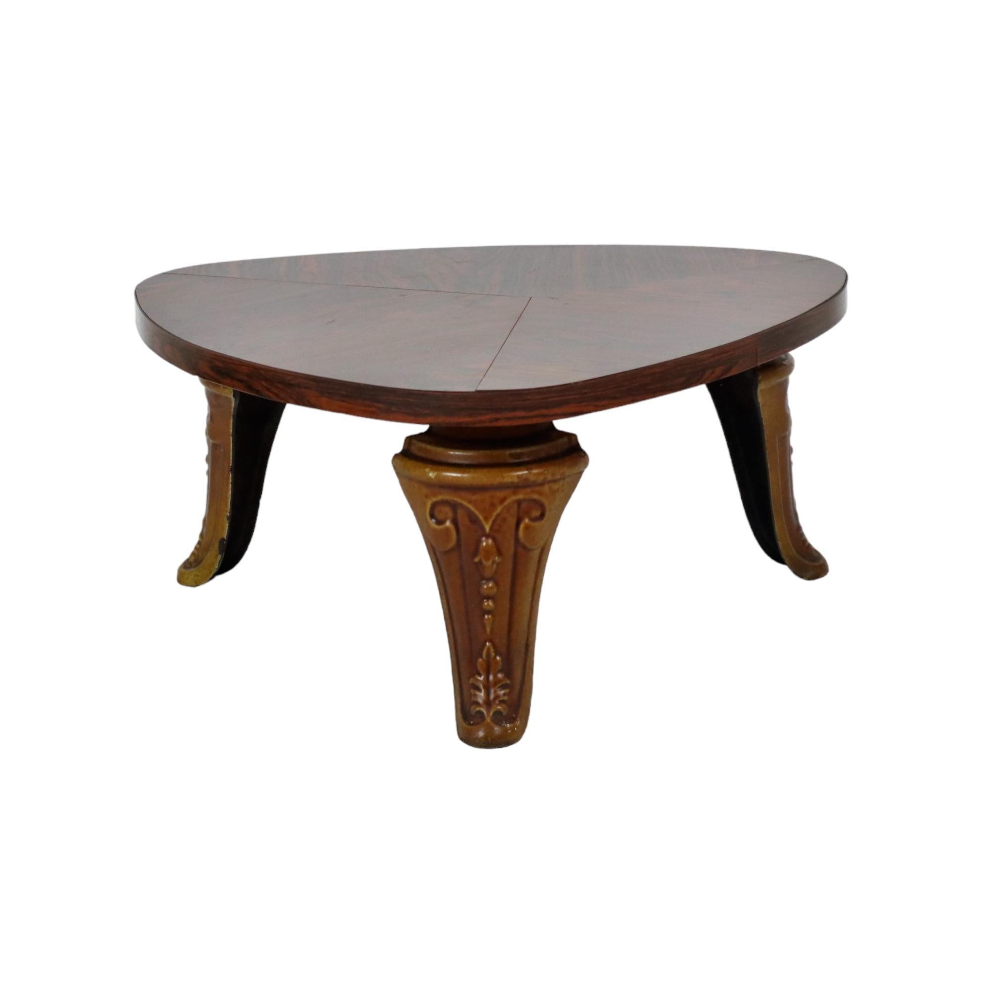Cooler authentischer Vintage-Pflanztisch, Beistelltisch, XL-Größe, mit dreieckiger Formica-Platte mit Walnuss-Muster in 3 Teilen und braun emaillierten Gusseisenbeinen mit Blumendekor, 70er Jahre Design, Frankreich, unten datiert, hergestellt am 4.