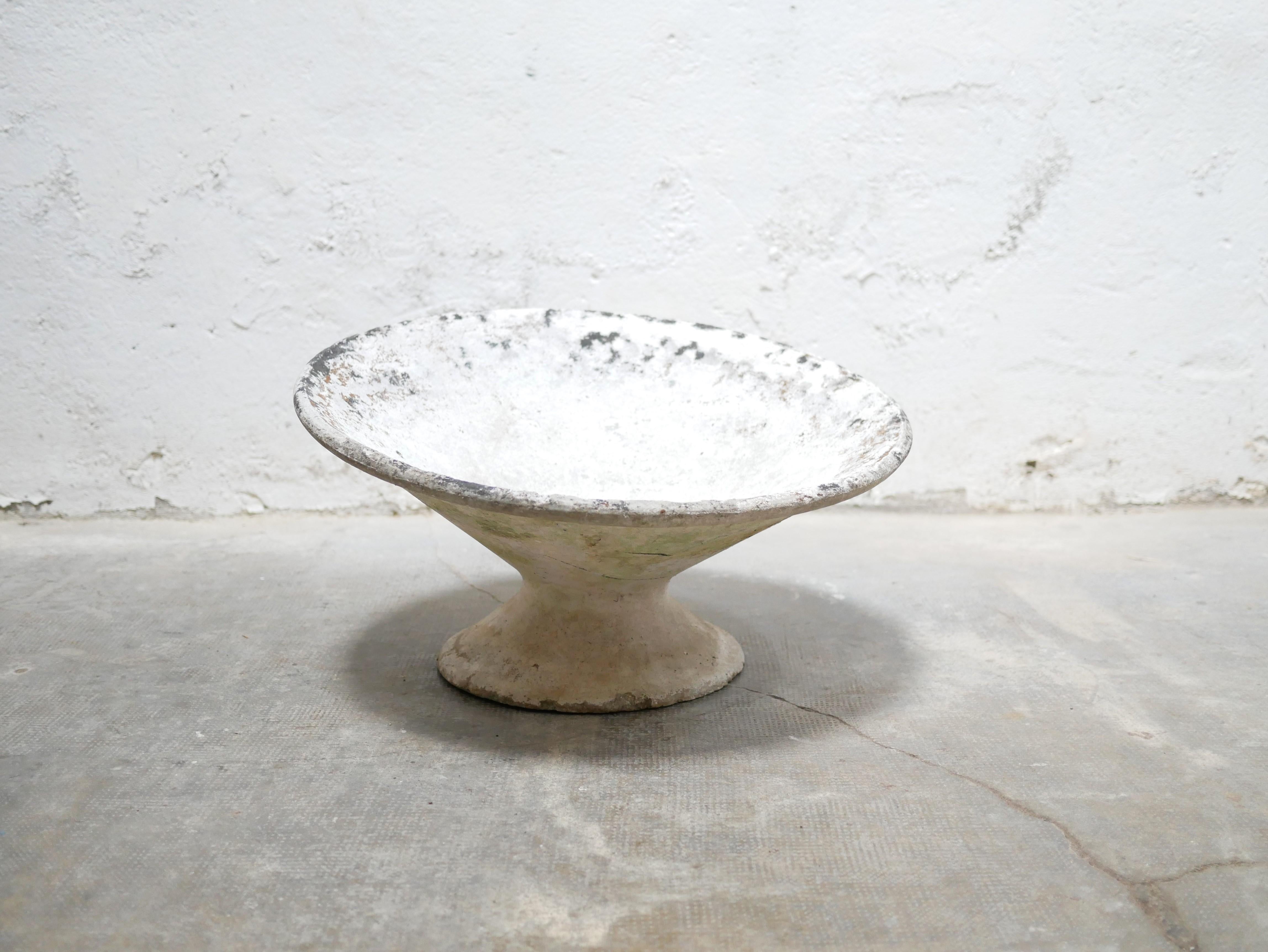 Inclined diabolo planter designed by Willy Guhl for Eternit editions in the 1960s. 

Planter with an avant-garde design and conception, it does not lack character and modernity. 
It will be perfect outdoors but also indoors to bring a resolutely
