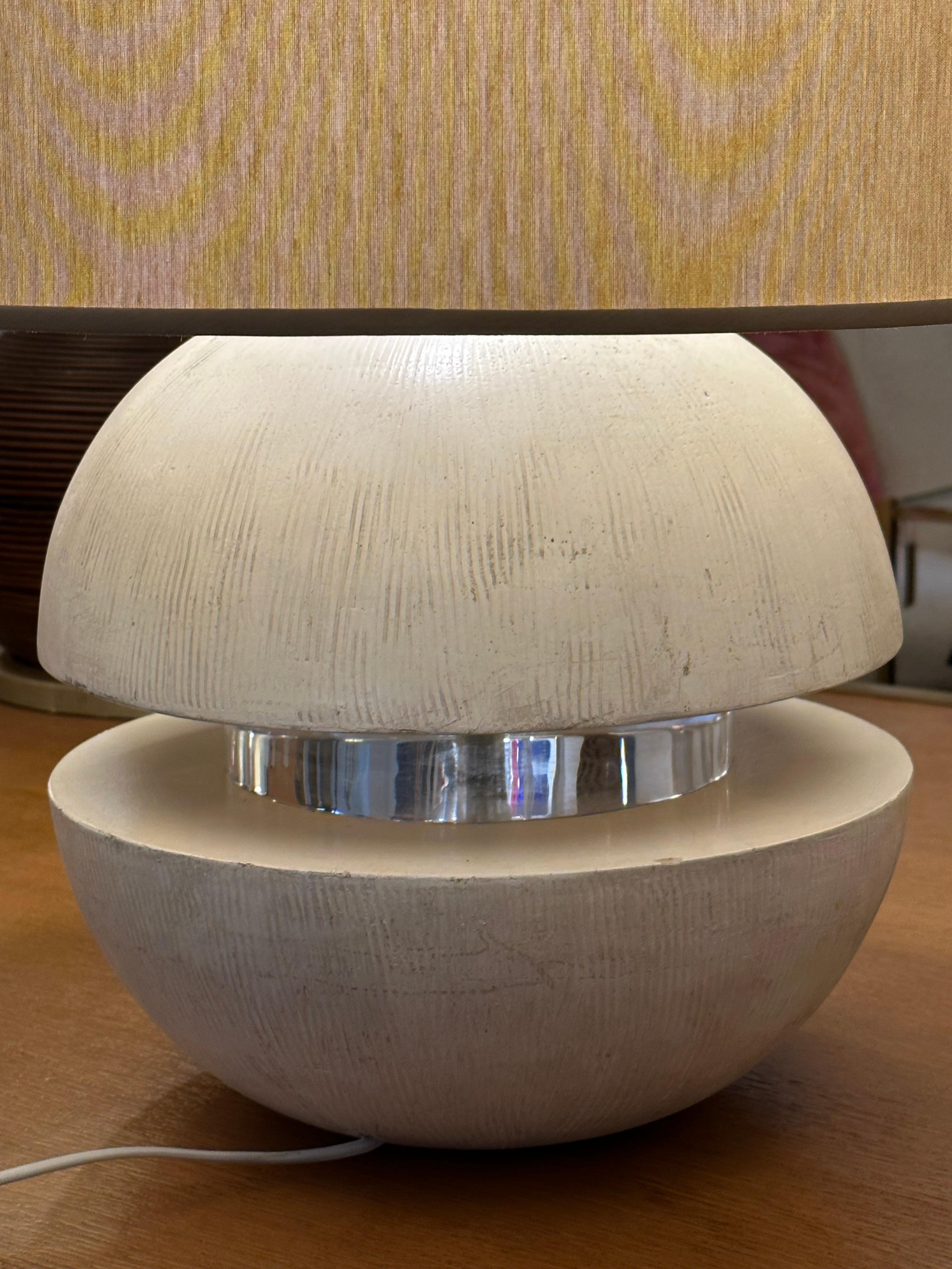 Classique américain Lampe de table sphérique vintage en plâtre et acrylique en vente