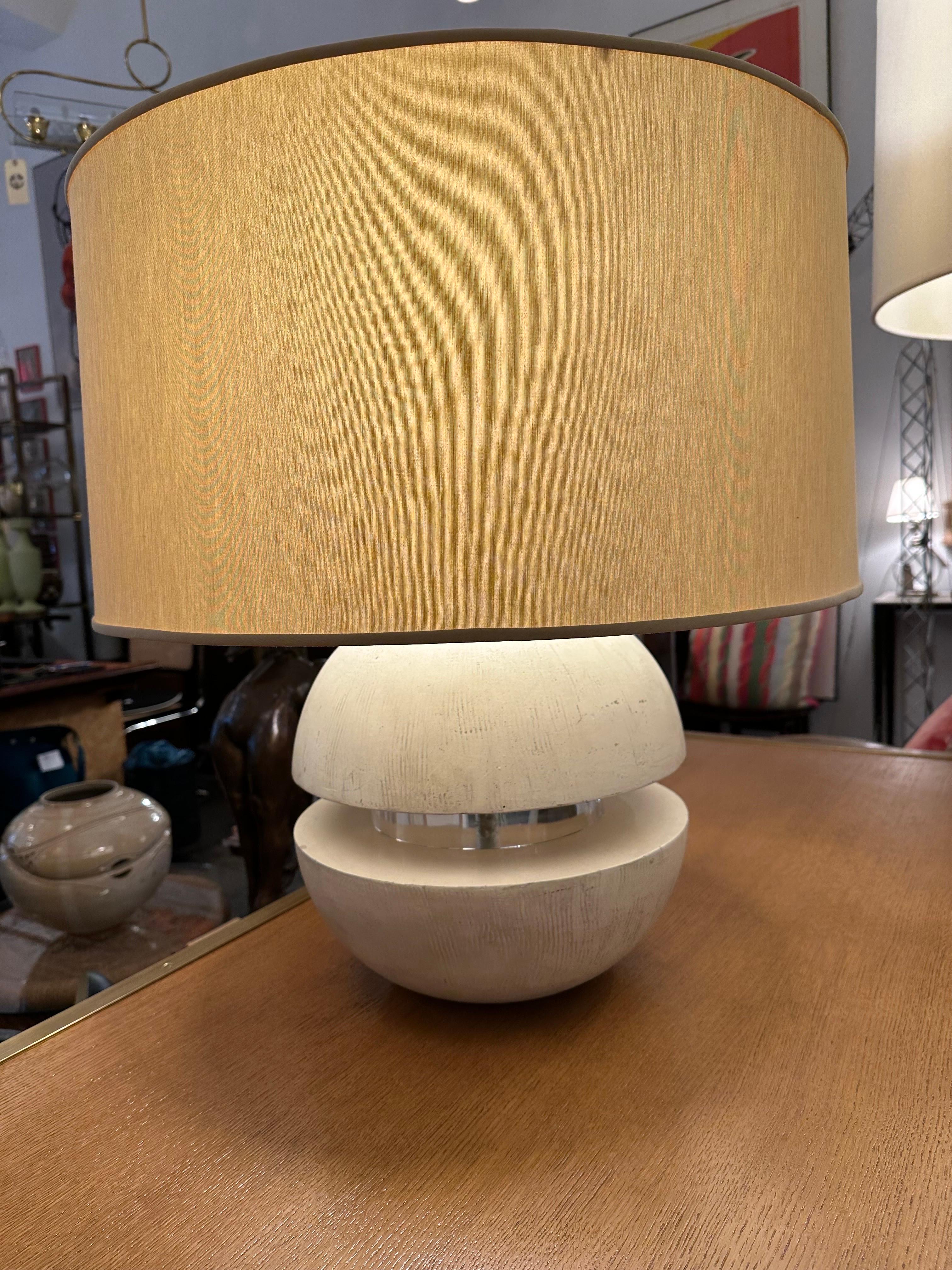 Américain Lampe de table sphérique vintage en plâtre et acrylique en vente