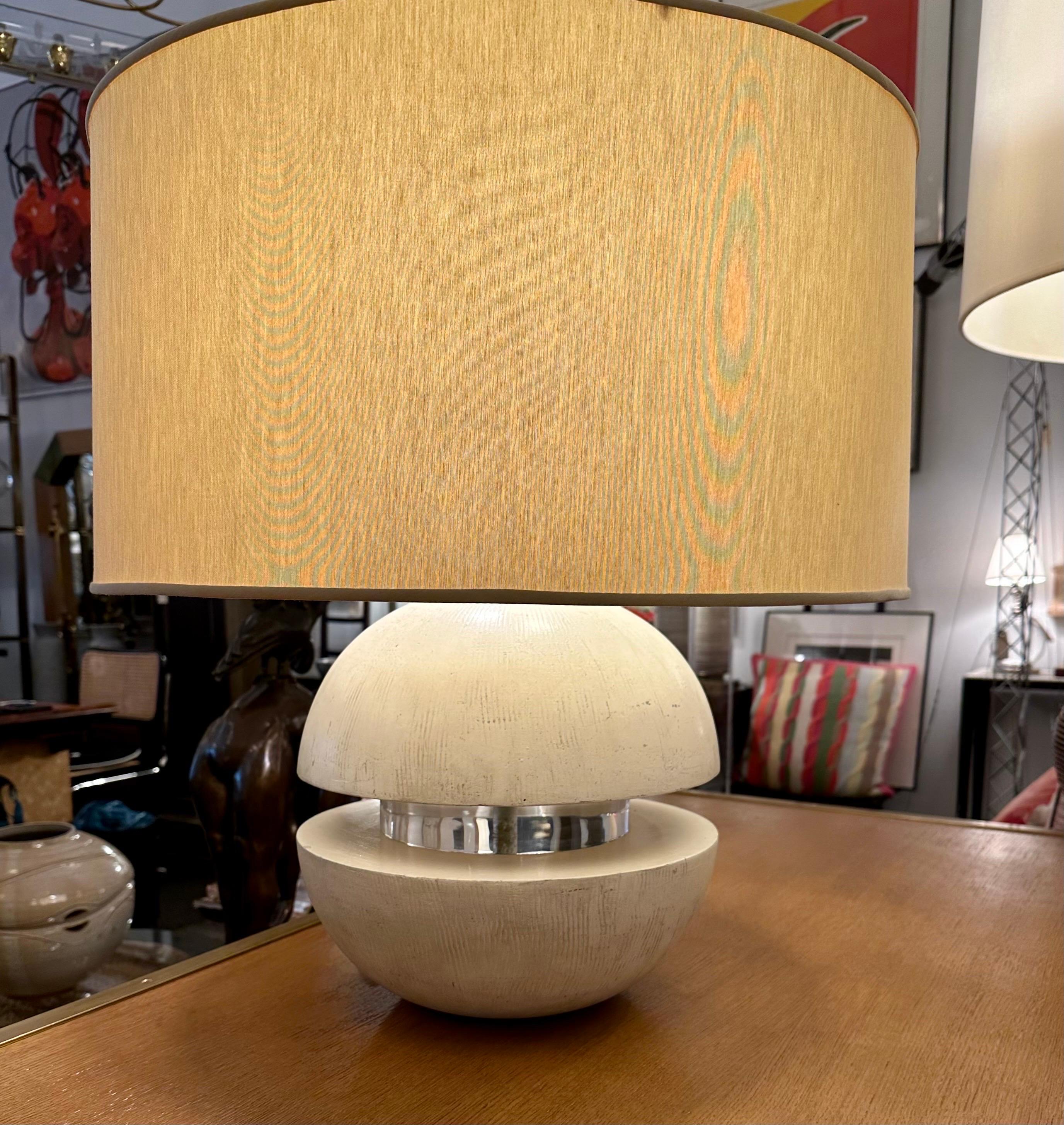 Lampe de table sphérique vintage en plâtre et acrylique Bon état - En vente à East Hampton, NY