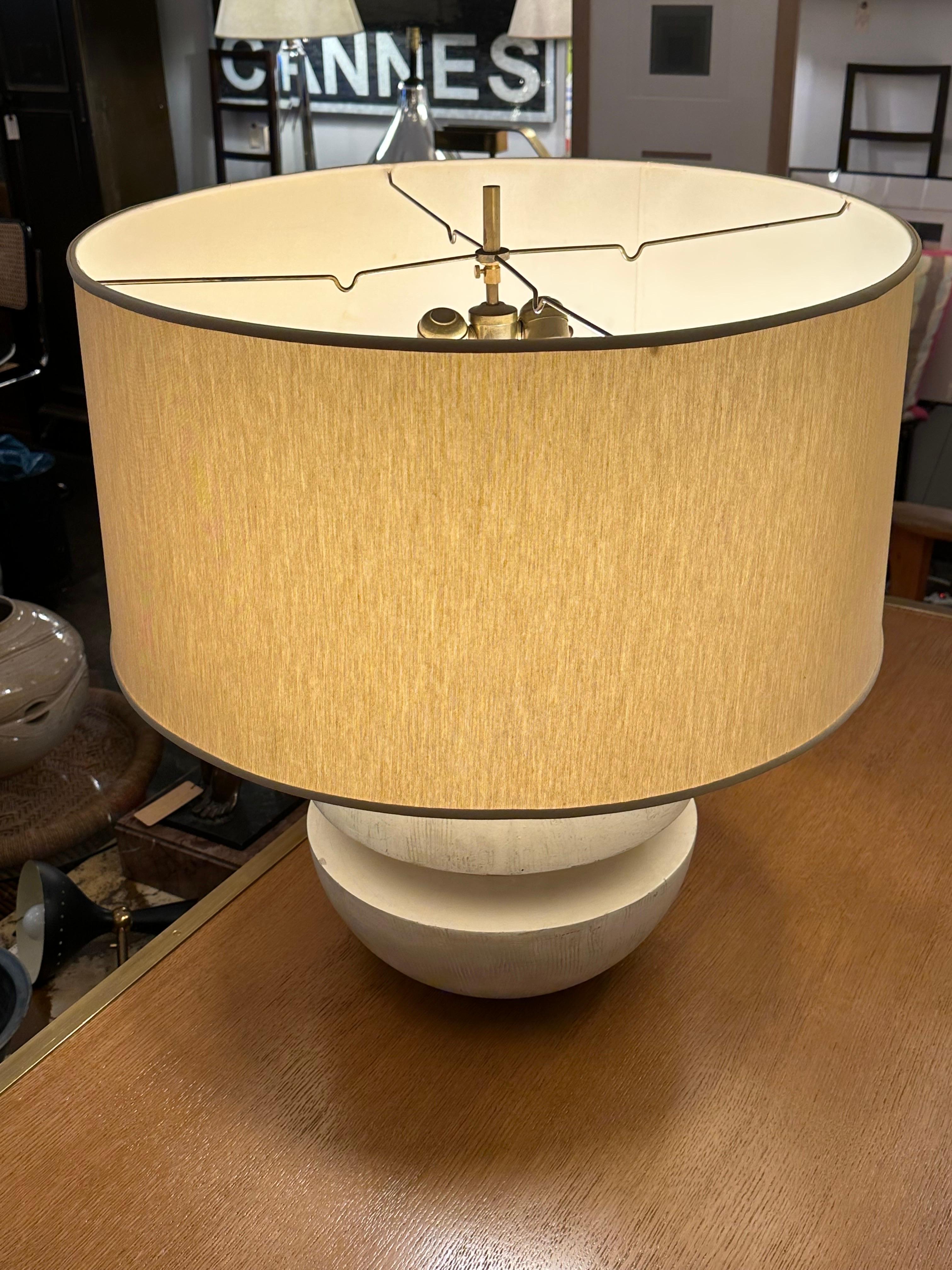 Milieu du XXe siècle Lampe de table sphérique vintage en plâtre et acrylique en vente
