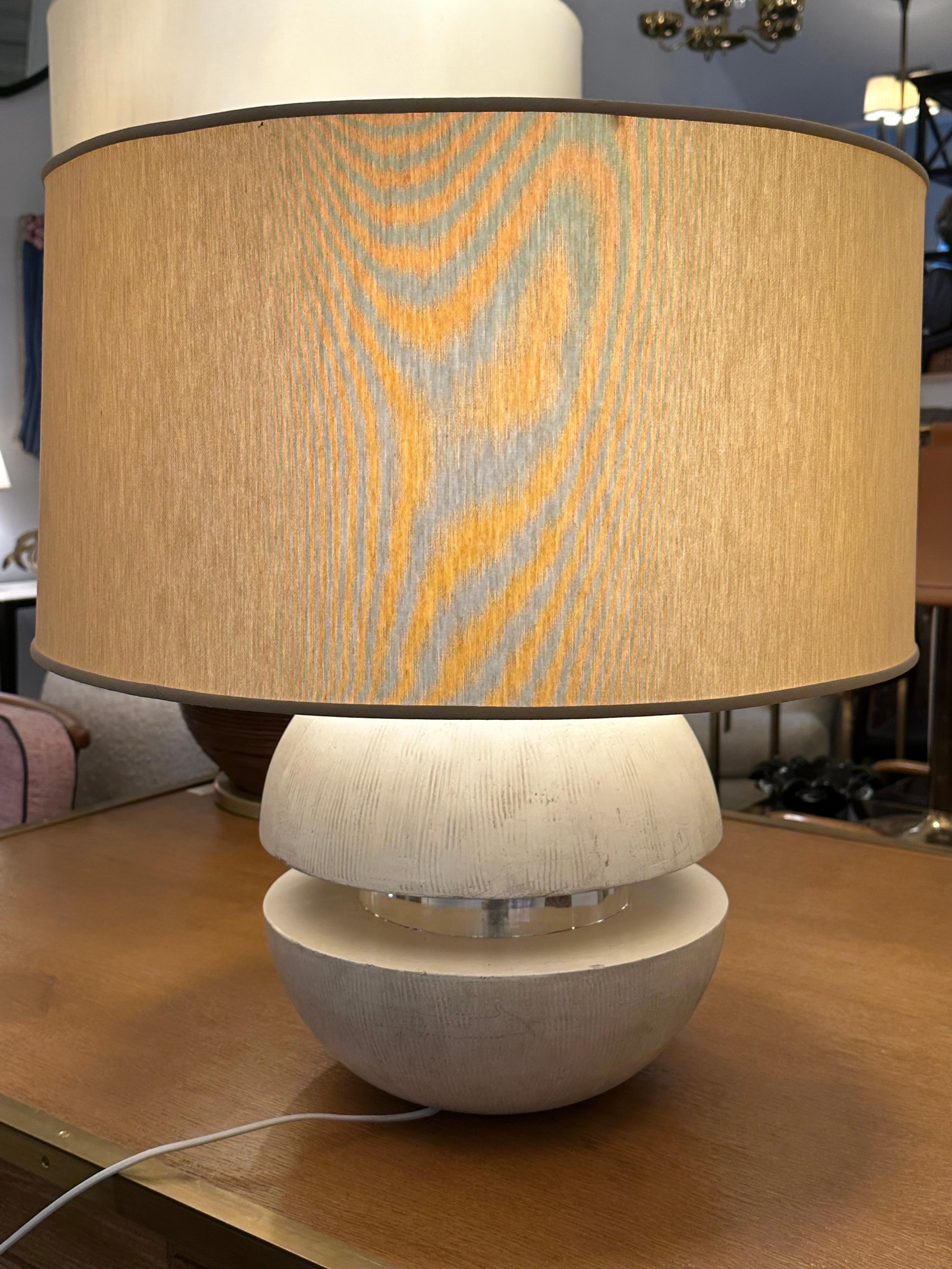 Acrylique Lampe de table sphérique vintage en plâtre et acrylique en vente