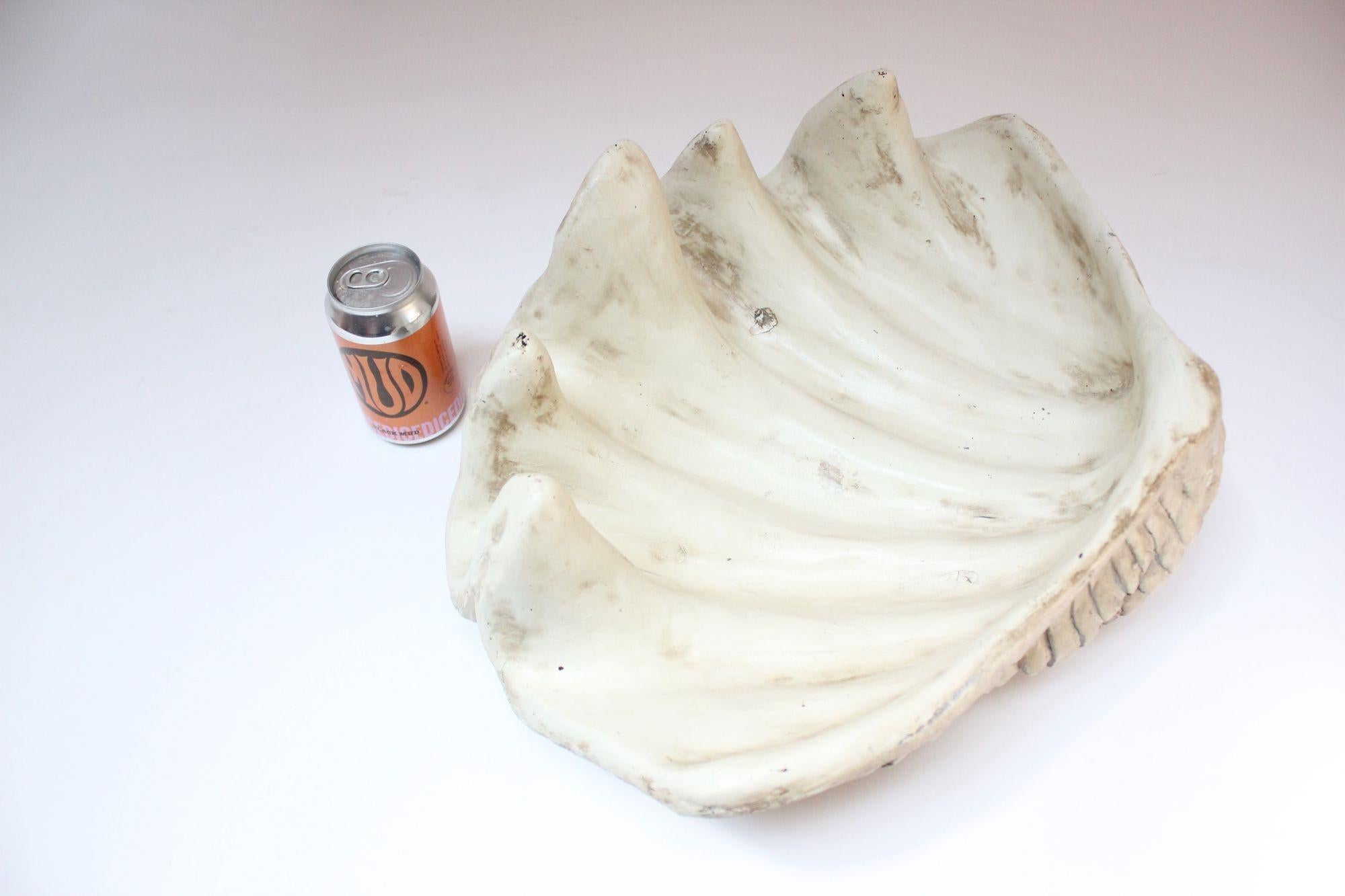 Milieu du XXe siècle Centre de table/Poche Vide Poche vintage en plâtre et résine Giant Tridacna Clam Shell en vente