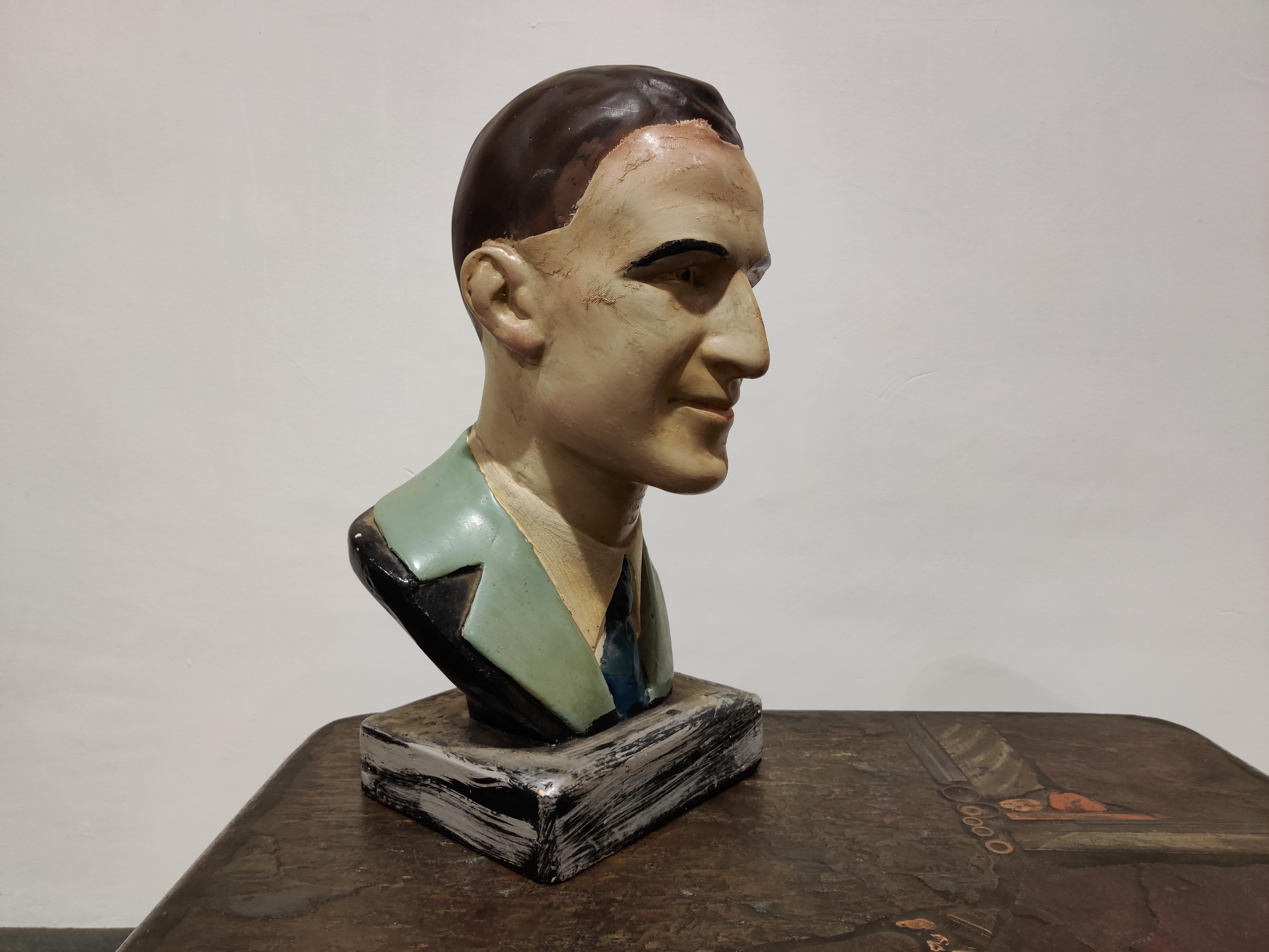 Intruiging bust of a gentleman in costume.

He has a somewhat mysterious look. 

Naively painted and made of plaster. 

Good condition.

1950s - Belgium 

Measures: Height: 45cm/17.71