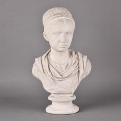 Busto antiguo de yeso de una mujer con ropaje clásico